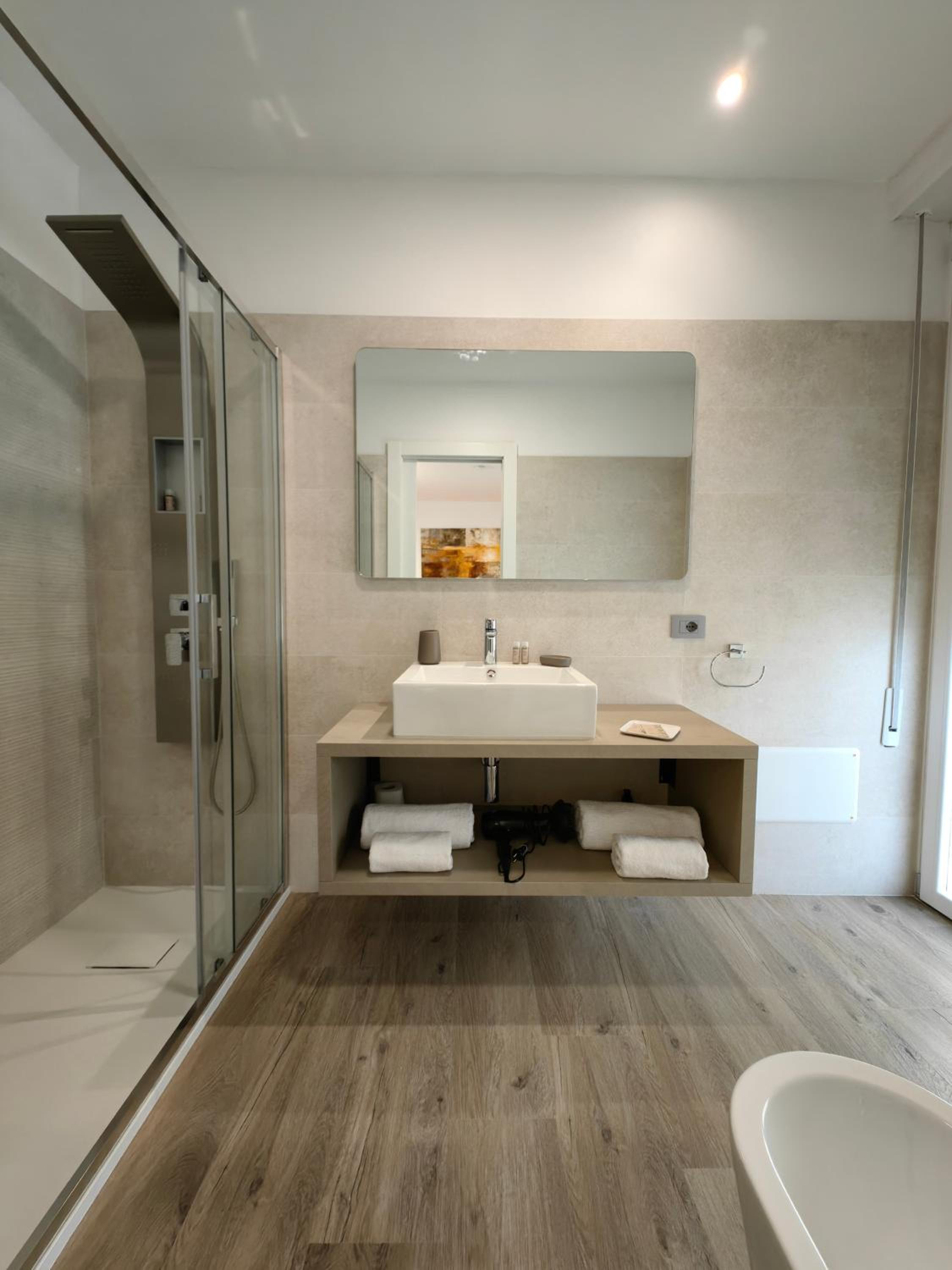 Double Room with Balcony - Photo 4