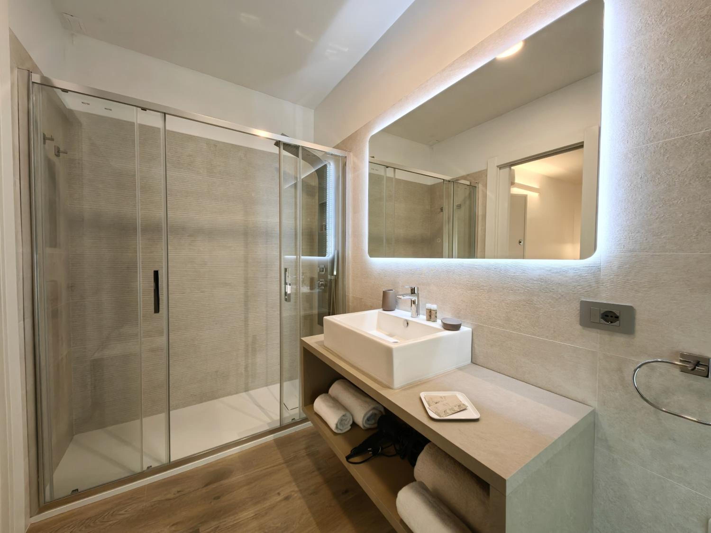 Double Room with Balcony - Photo 10