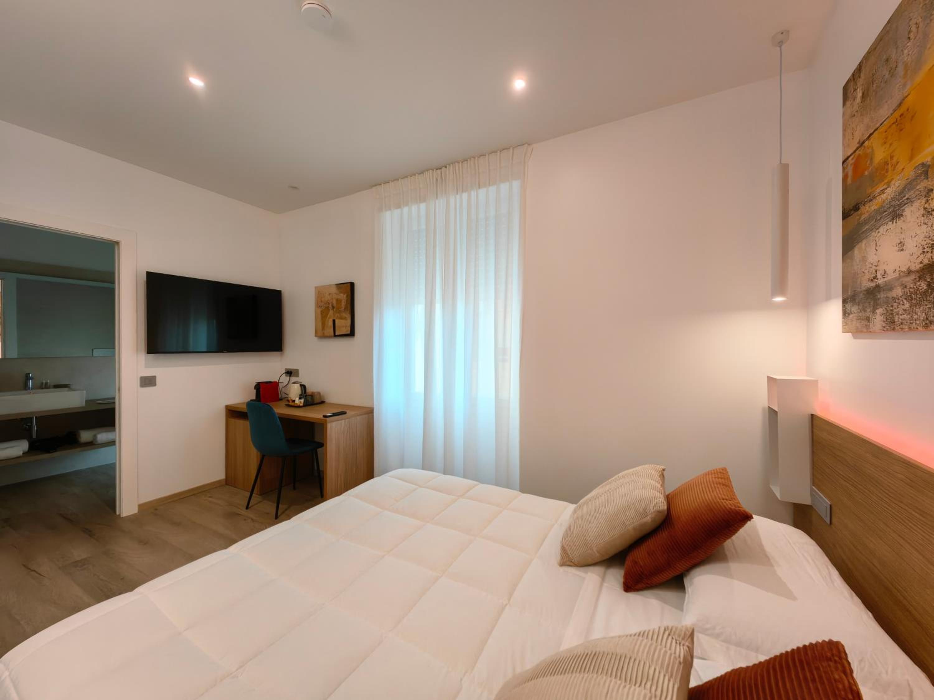 Double Room with Balcony - Photo 1