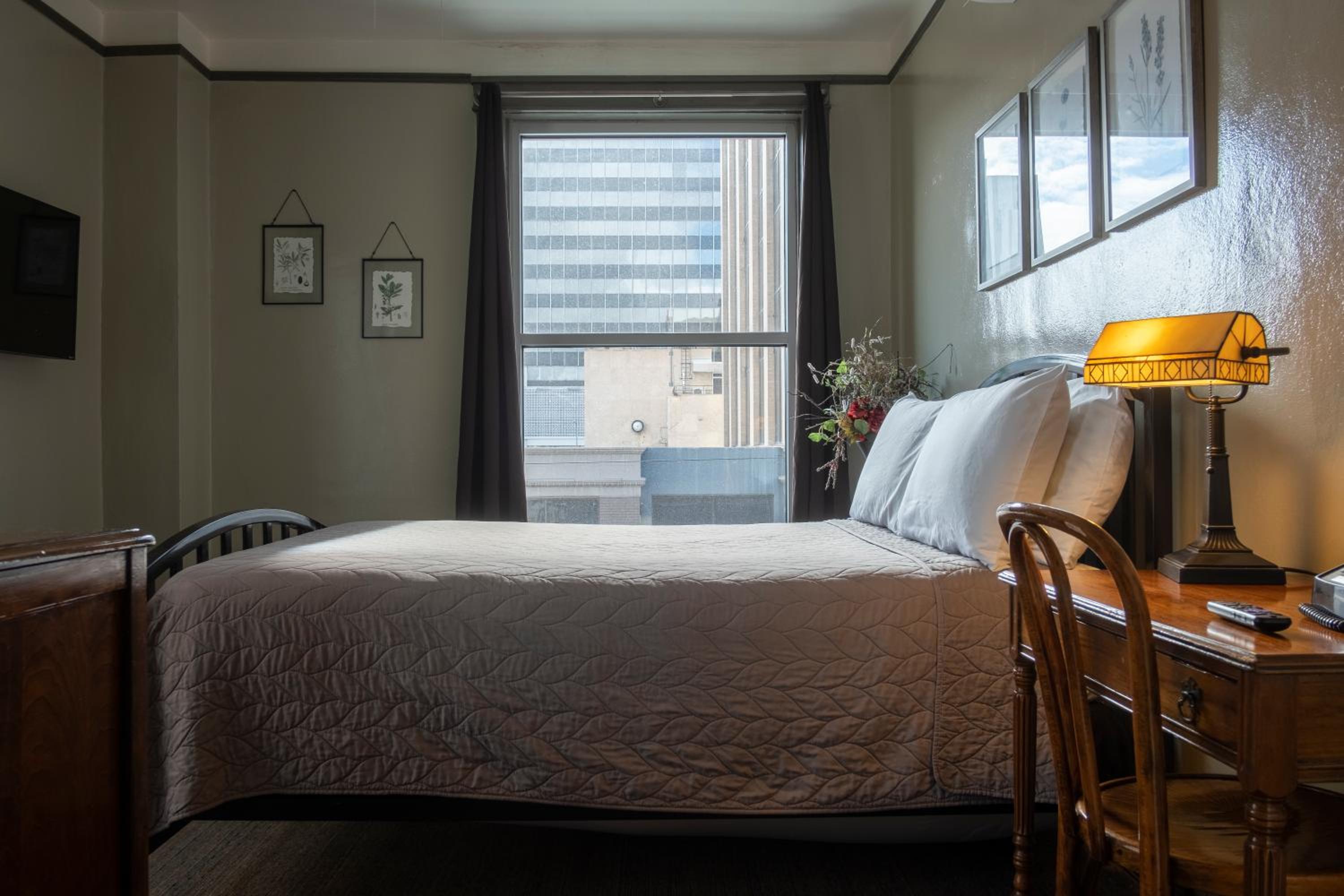 Room with One Double Bed with Private Bathroom photo 1
