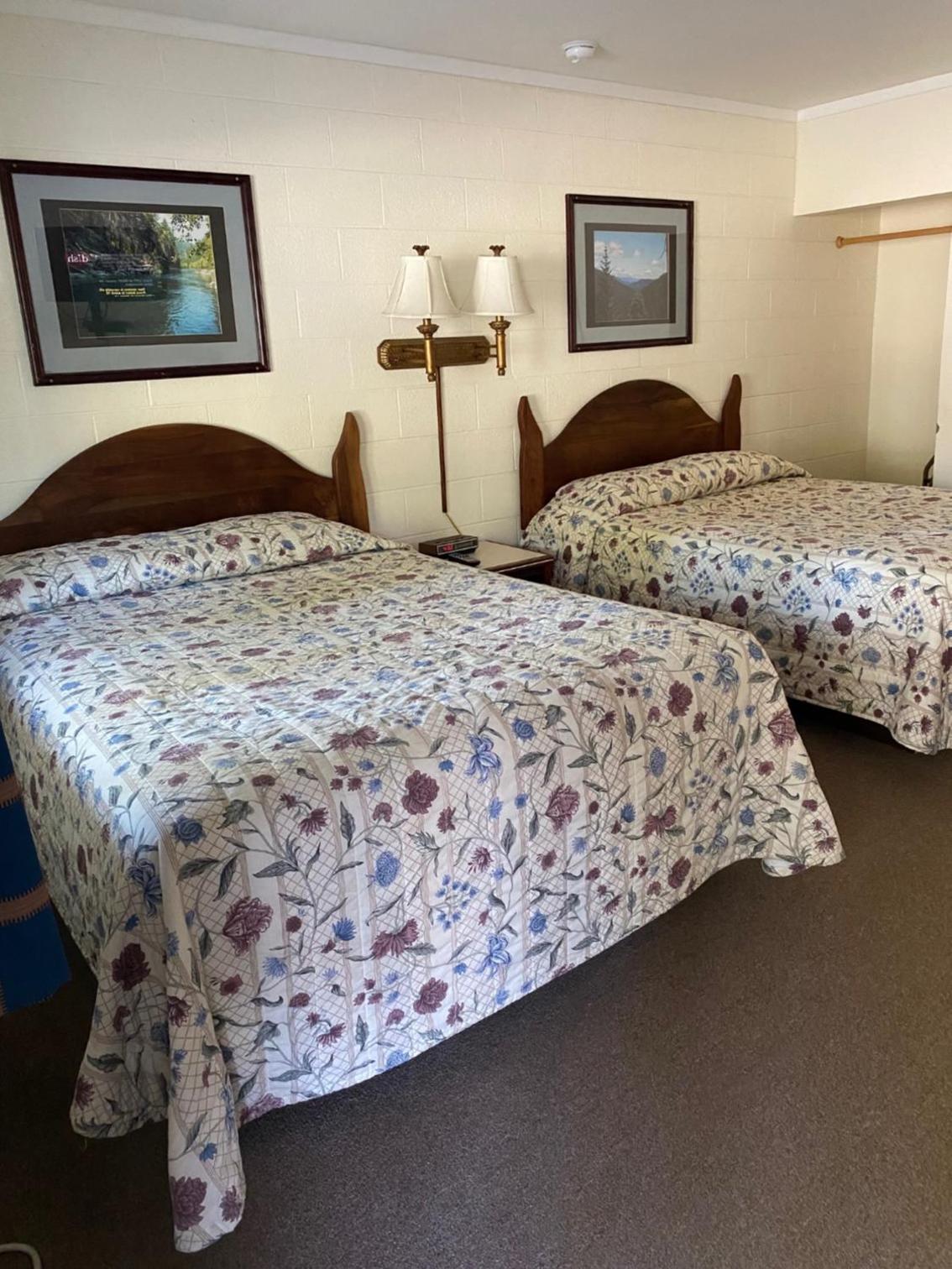 Queen Room with Two Queen Beds photo 3