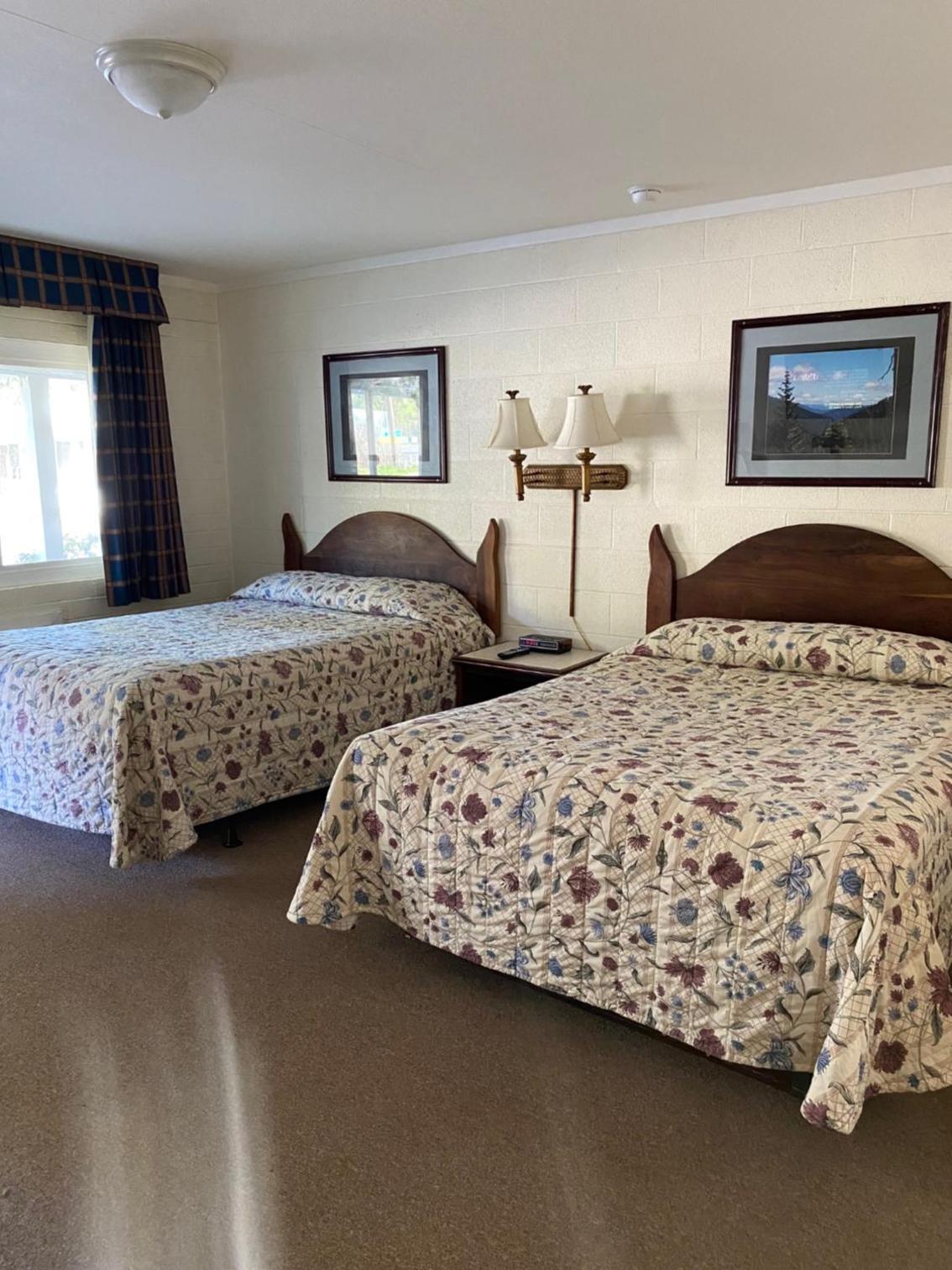 Queen Room with Two Queen Beds photo 1