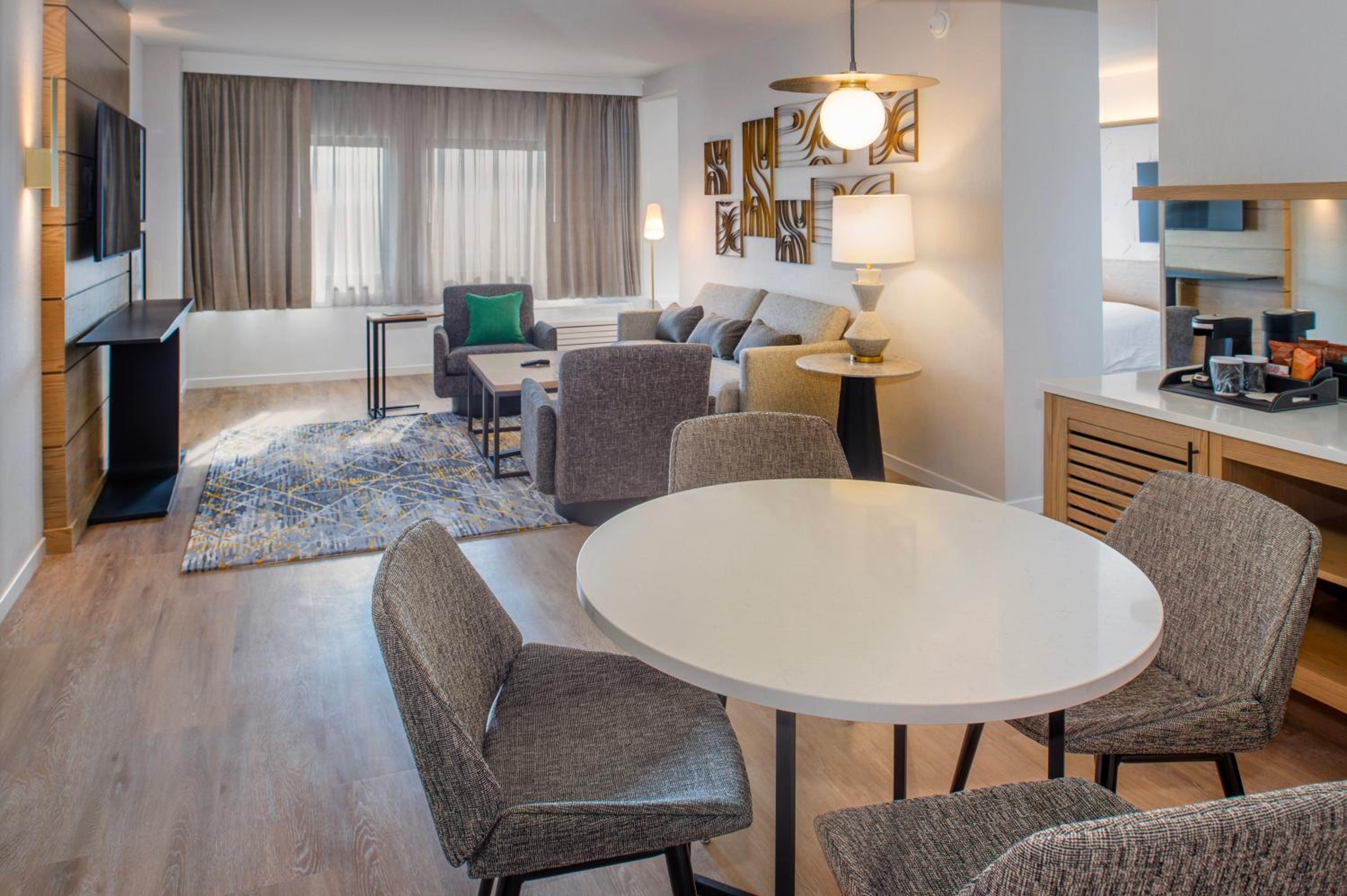 Suite, 1 King - Photo 9