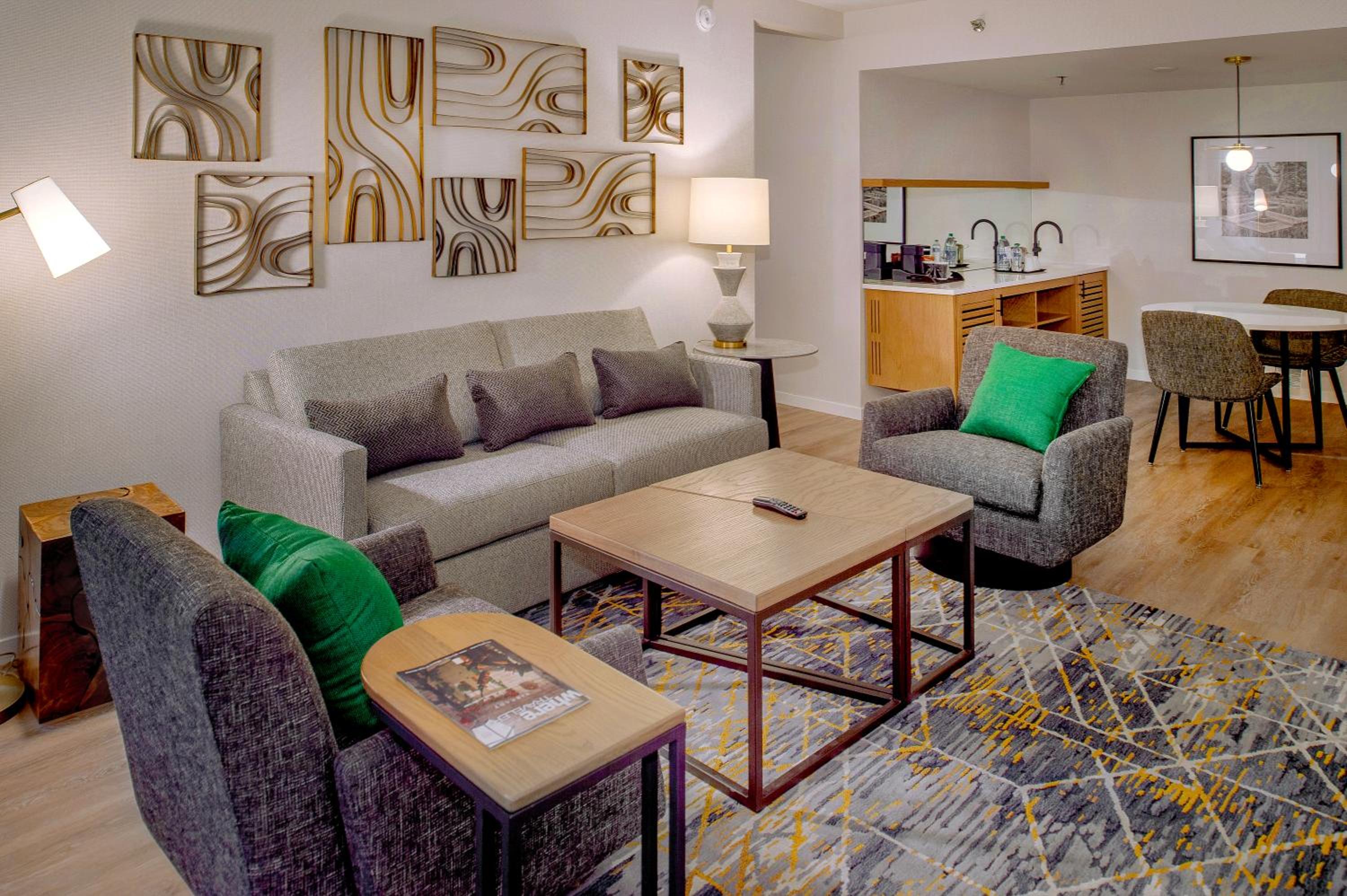 Suite, 1 King - Photo 3