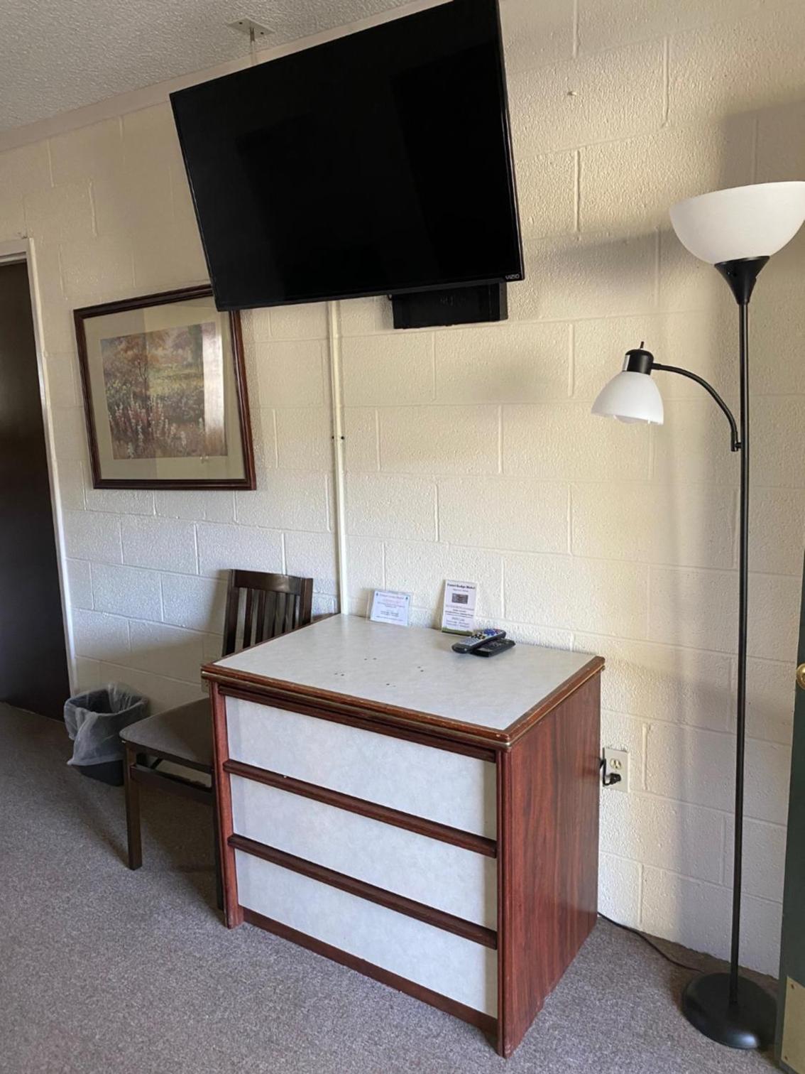 Queen Room with Two Queen Beds photo 2