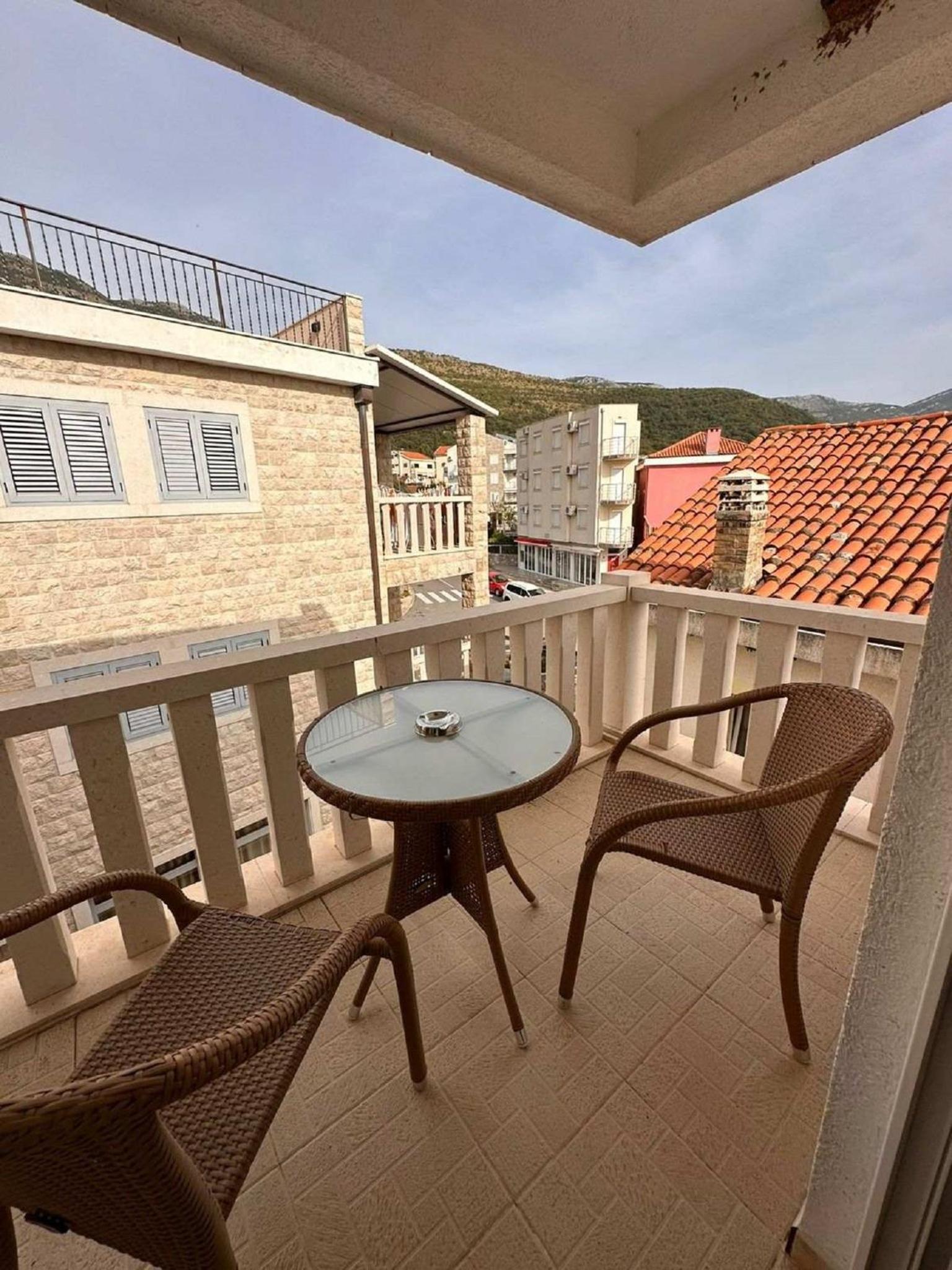 One Bedroom Apartment with Balcony and Partial Sea View photo 3