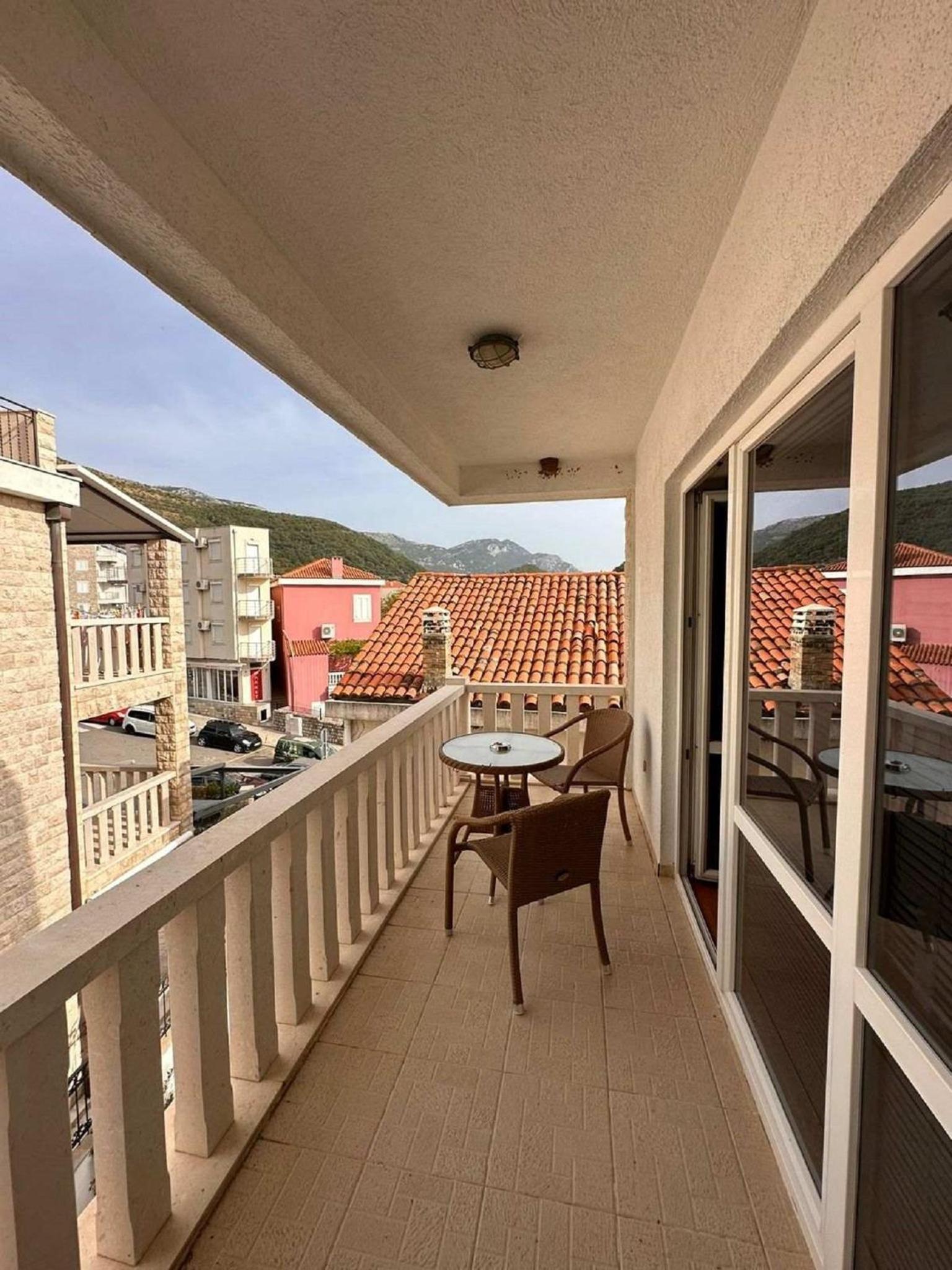 Comfort One Bedroom Apartment with Balcony photo 3