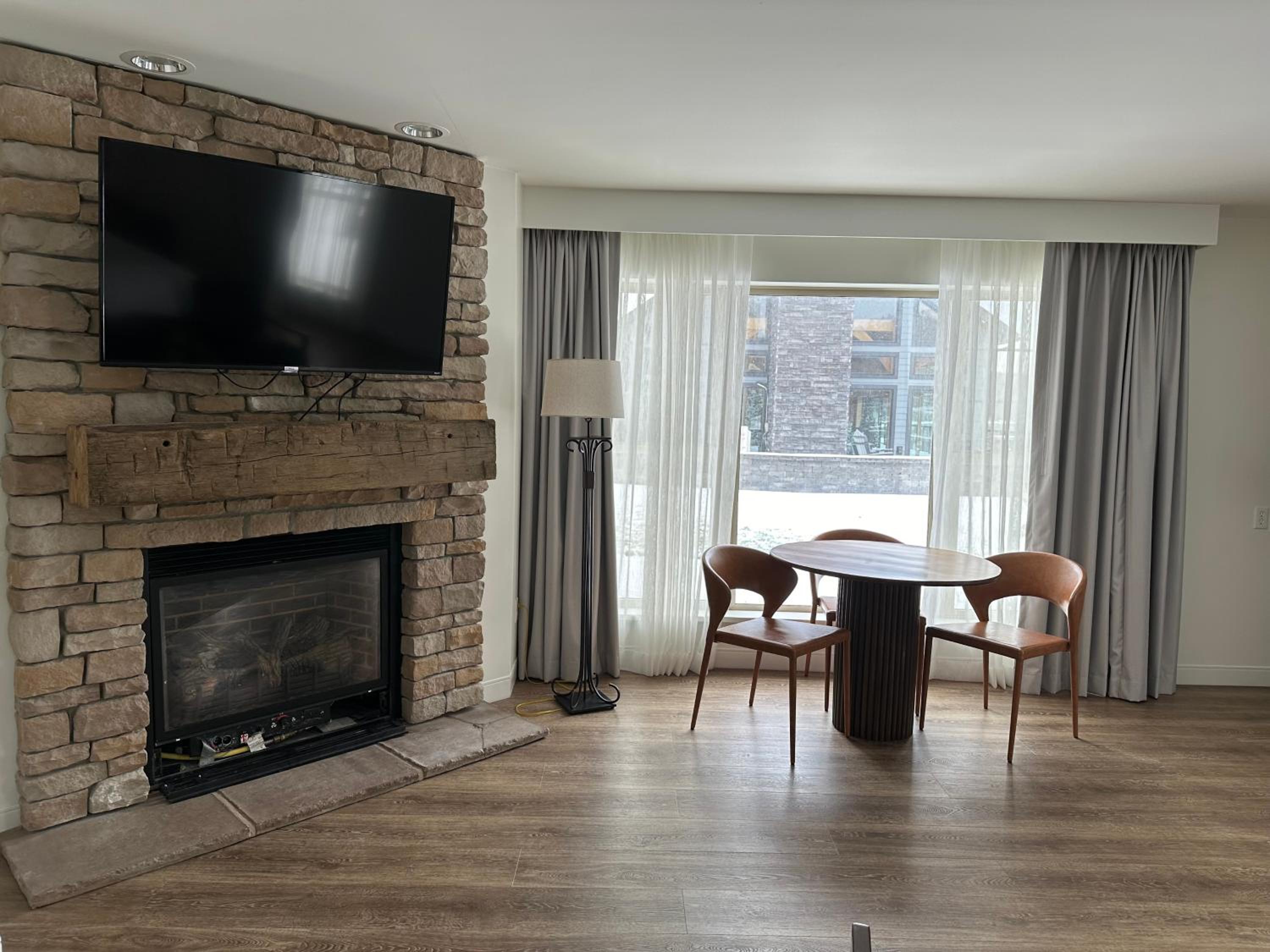 Deluxe King Suite photo 1