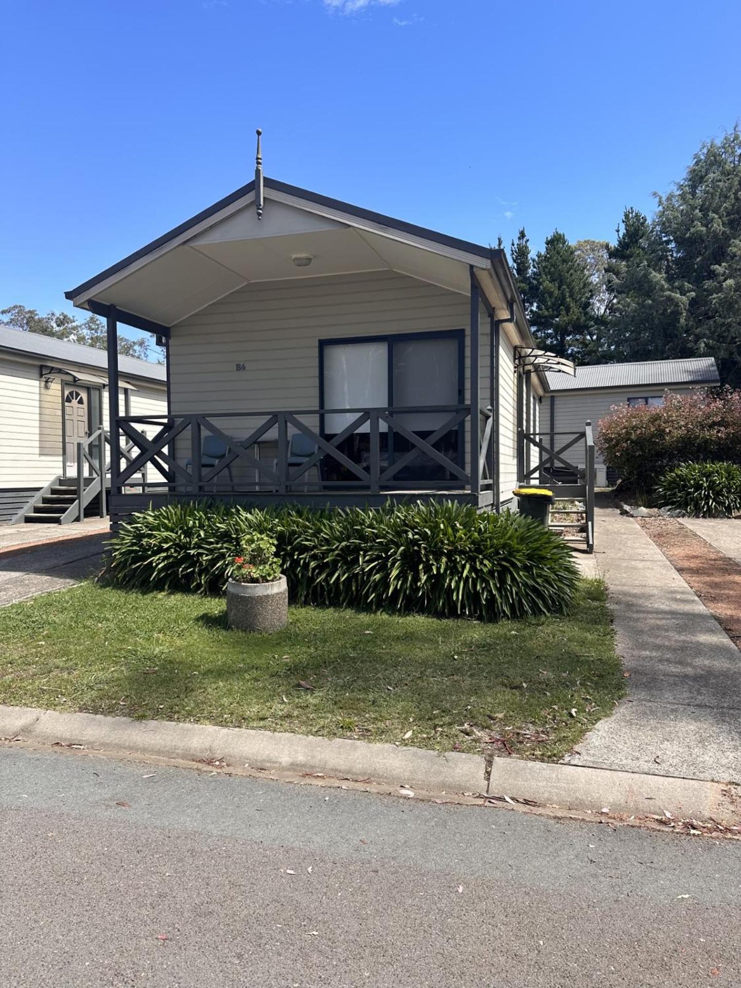 Two-Bedroom Bungalow - Photo 2