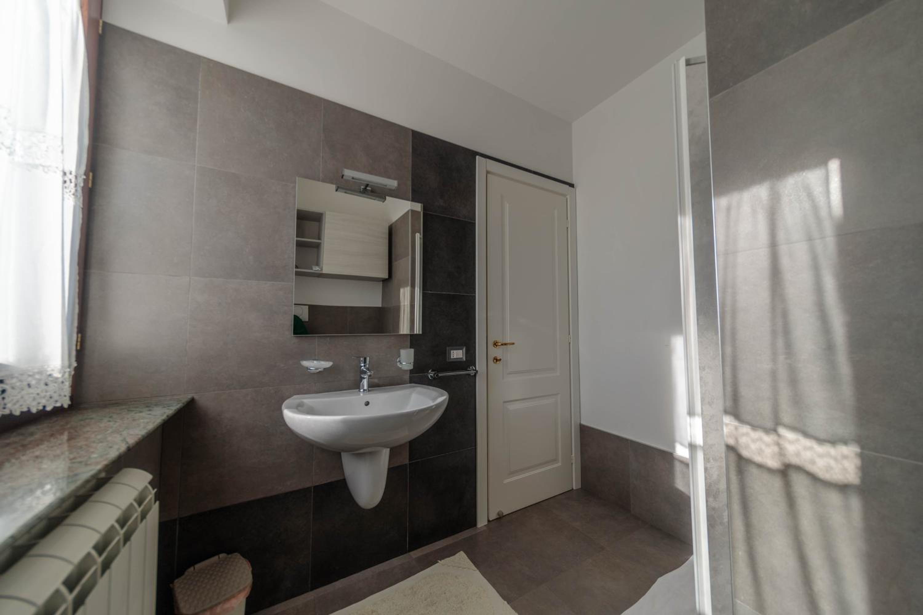 Double or Twin Room with Private Bathroom - Photo 8