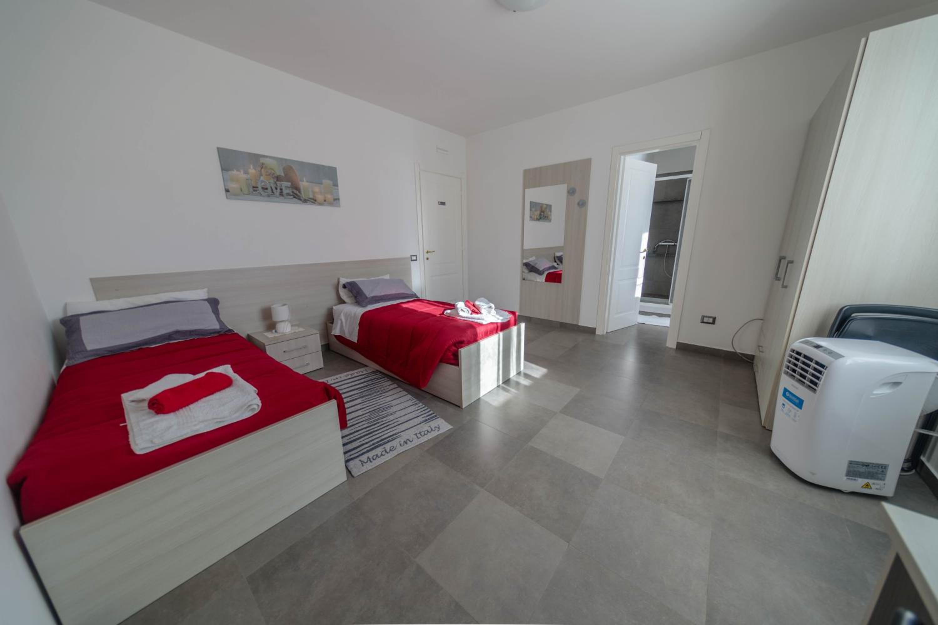 Double or Twin Room with Private Bathroom - Photo 6