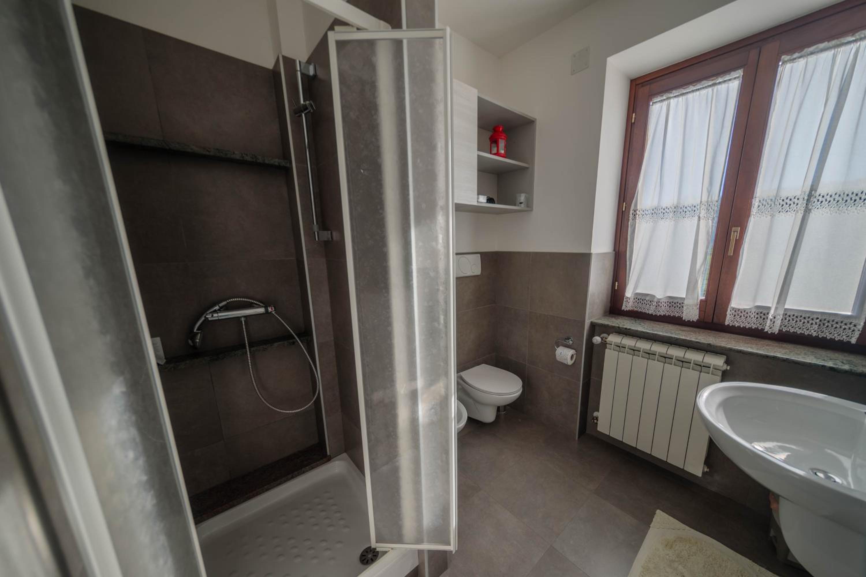 Double or Twin Room with Private Bathroom - Photo 7