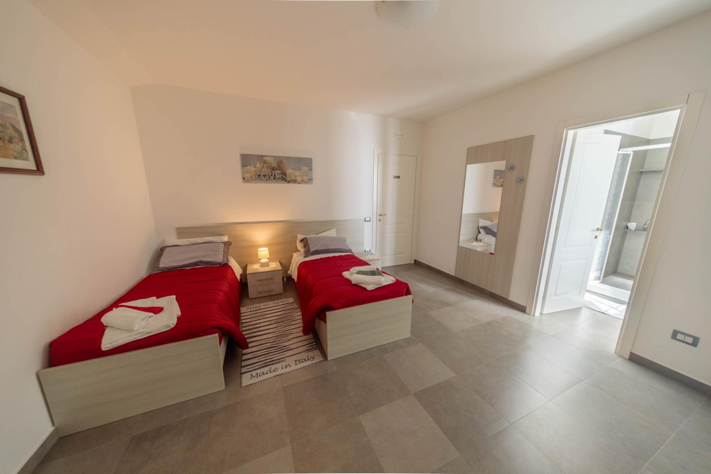 Double or Twin Room with Private Bathroom - Photo 5