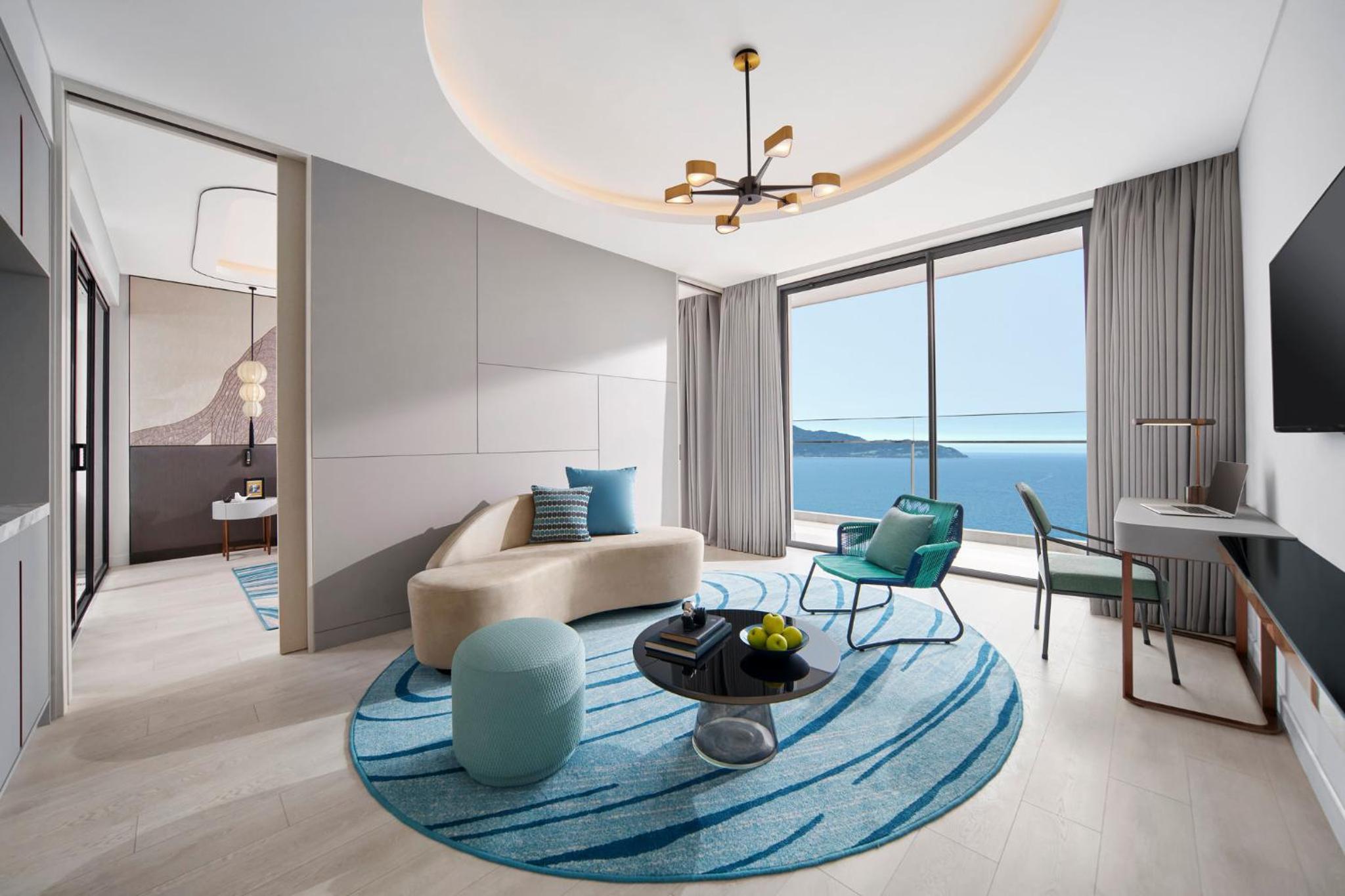 One Bedroom Seaview Suite with Balcony - Photo 4