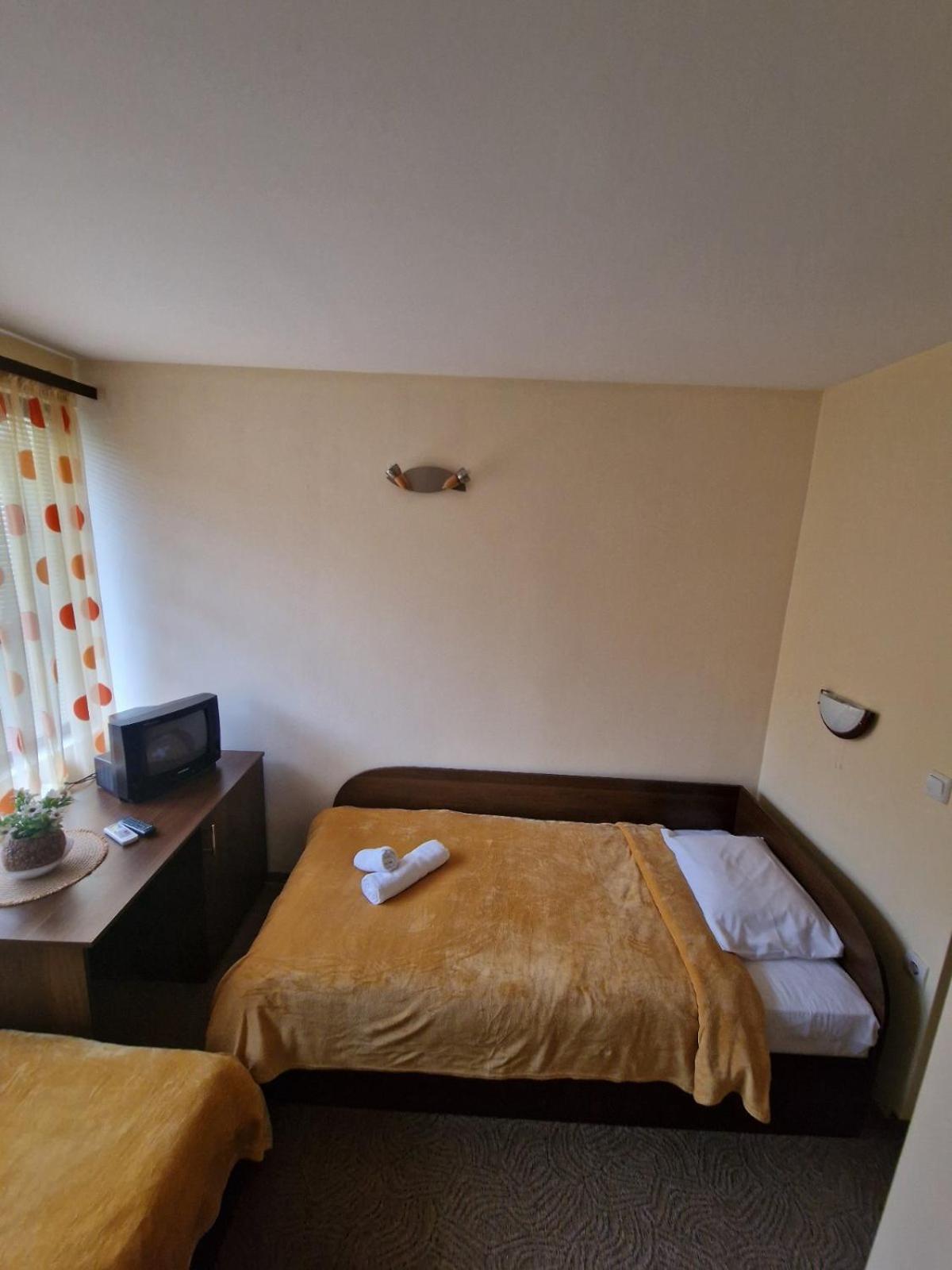 Twin Room with Bathroom photo 1