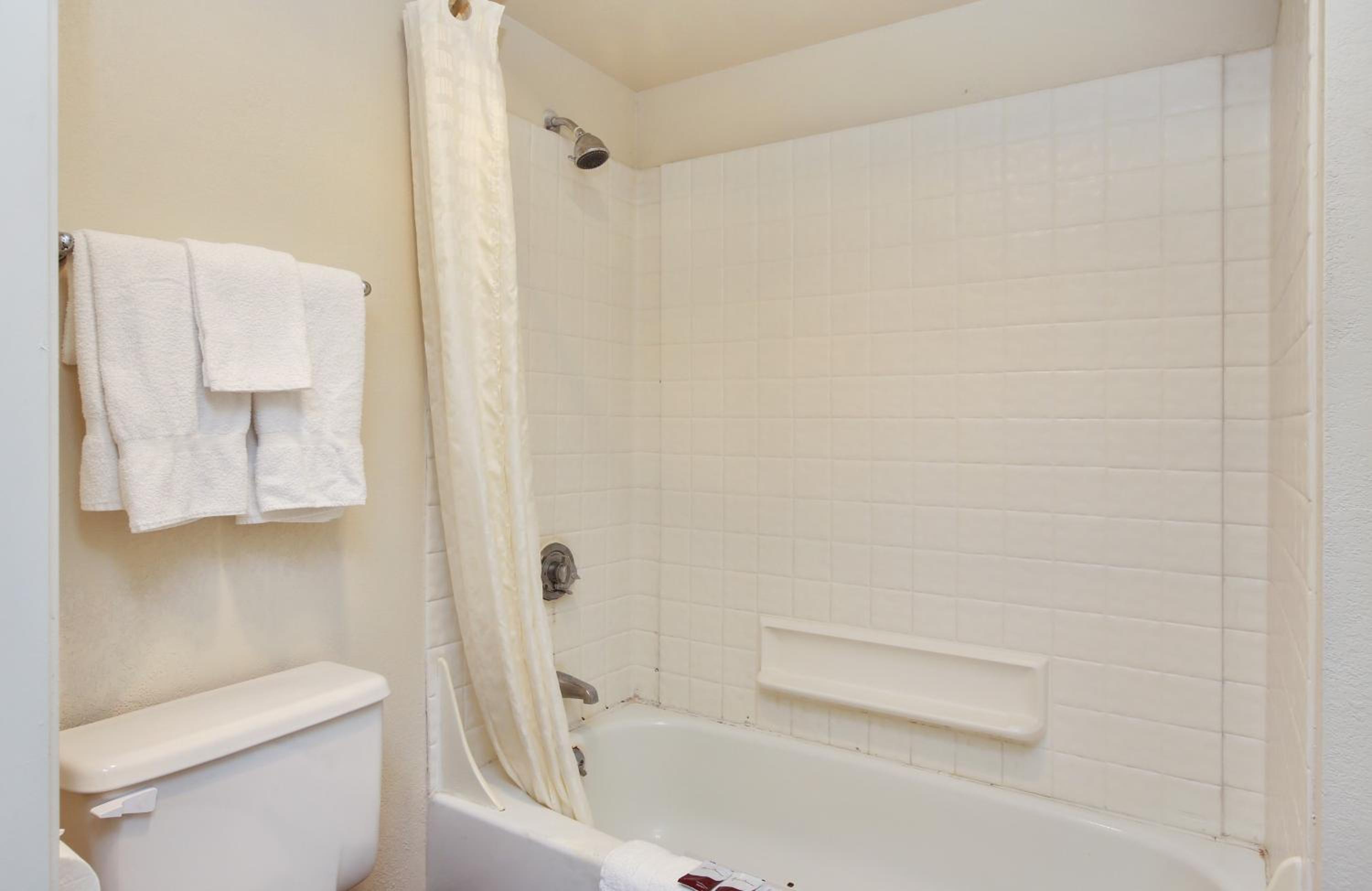 Deluxe Queen Room Smoke Free - Photo 4