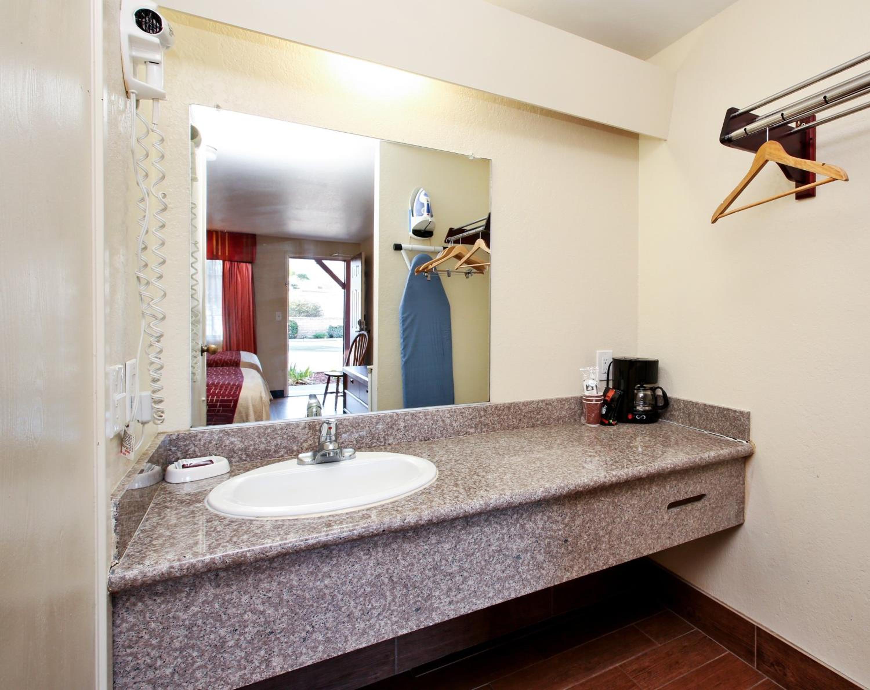 Deluxe Queen Room Smoke Free - Photo 3