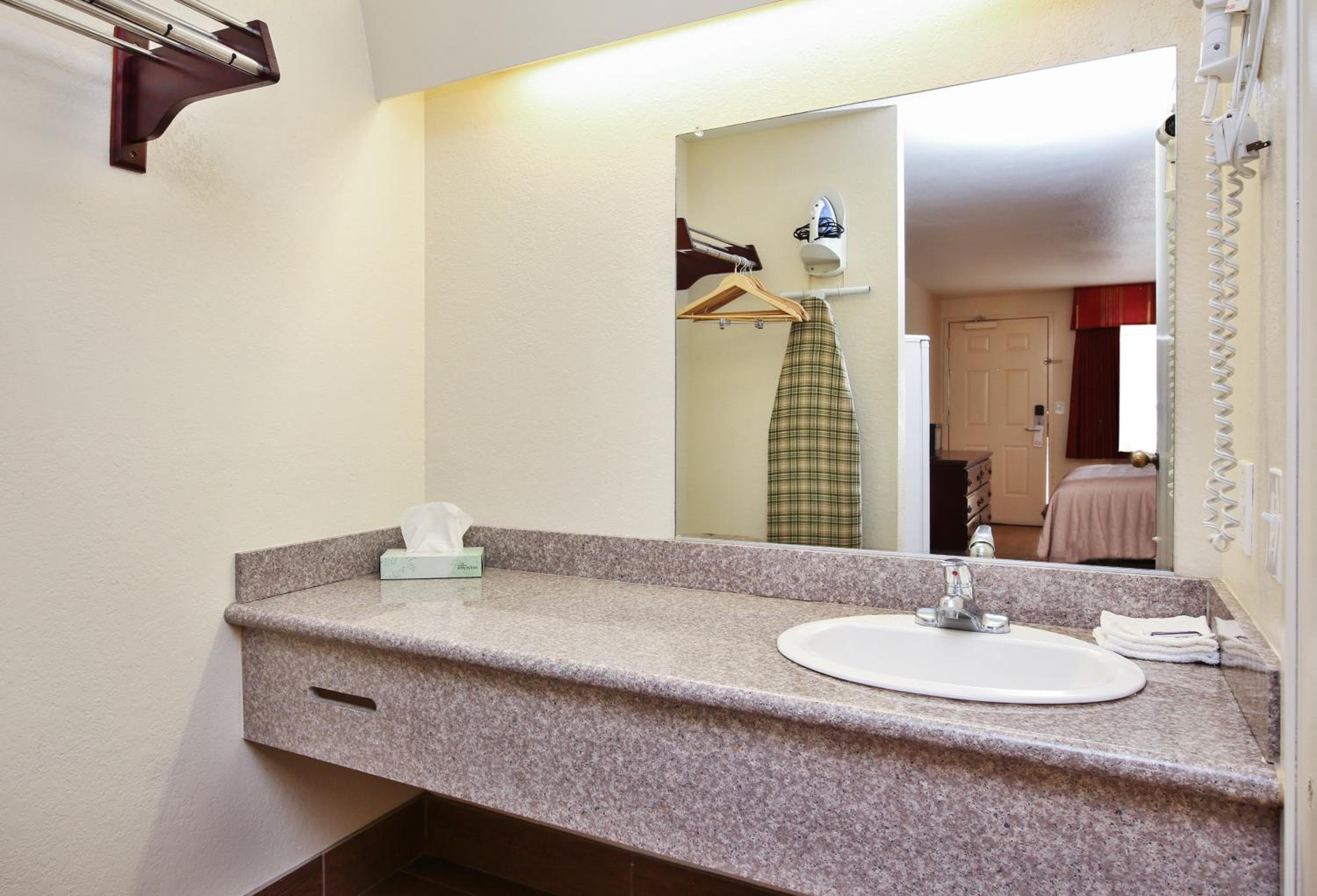 Deluxe Queen Room Smoke Free - Photo 2