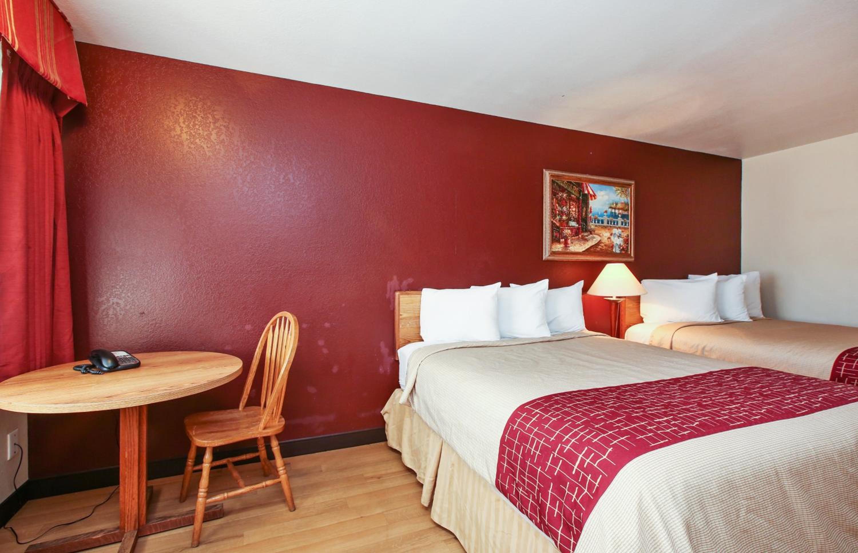 Deluxe Room with Two Queen Beds Smoke Free - Photo 3