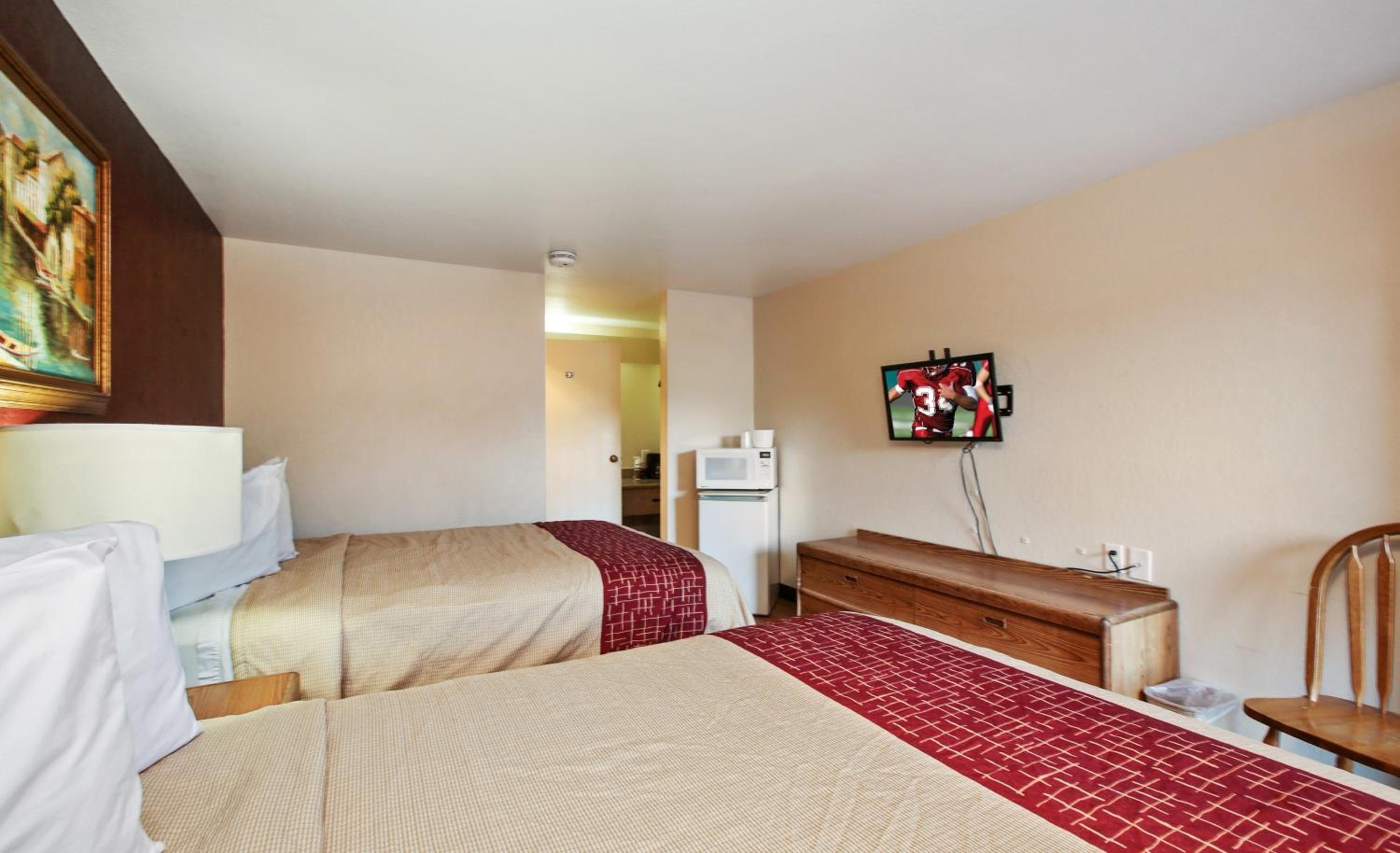 Deluxe Room with Two Queen Beds Smoke Free - Photo 2