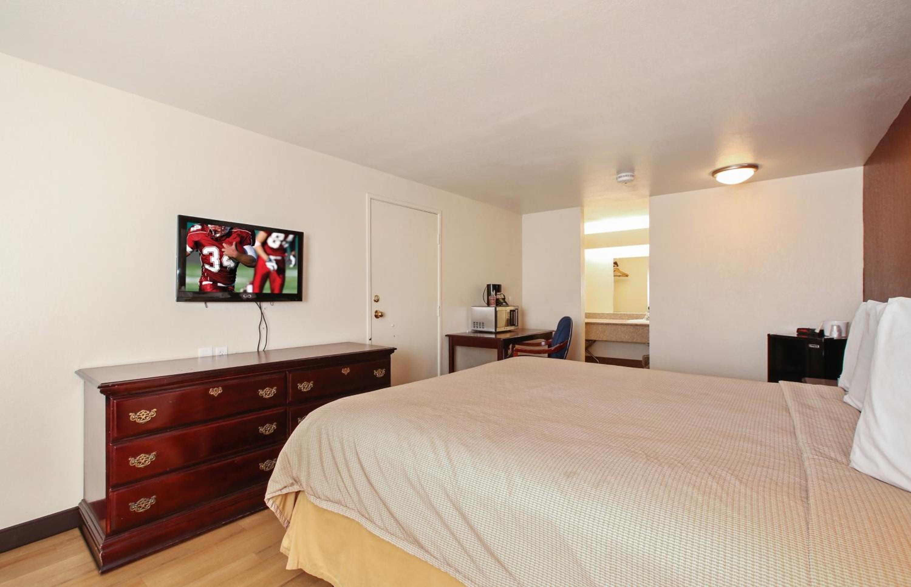 Deluxe Queen Room Smoke Free - Photo 1