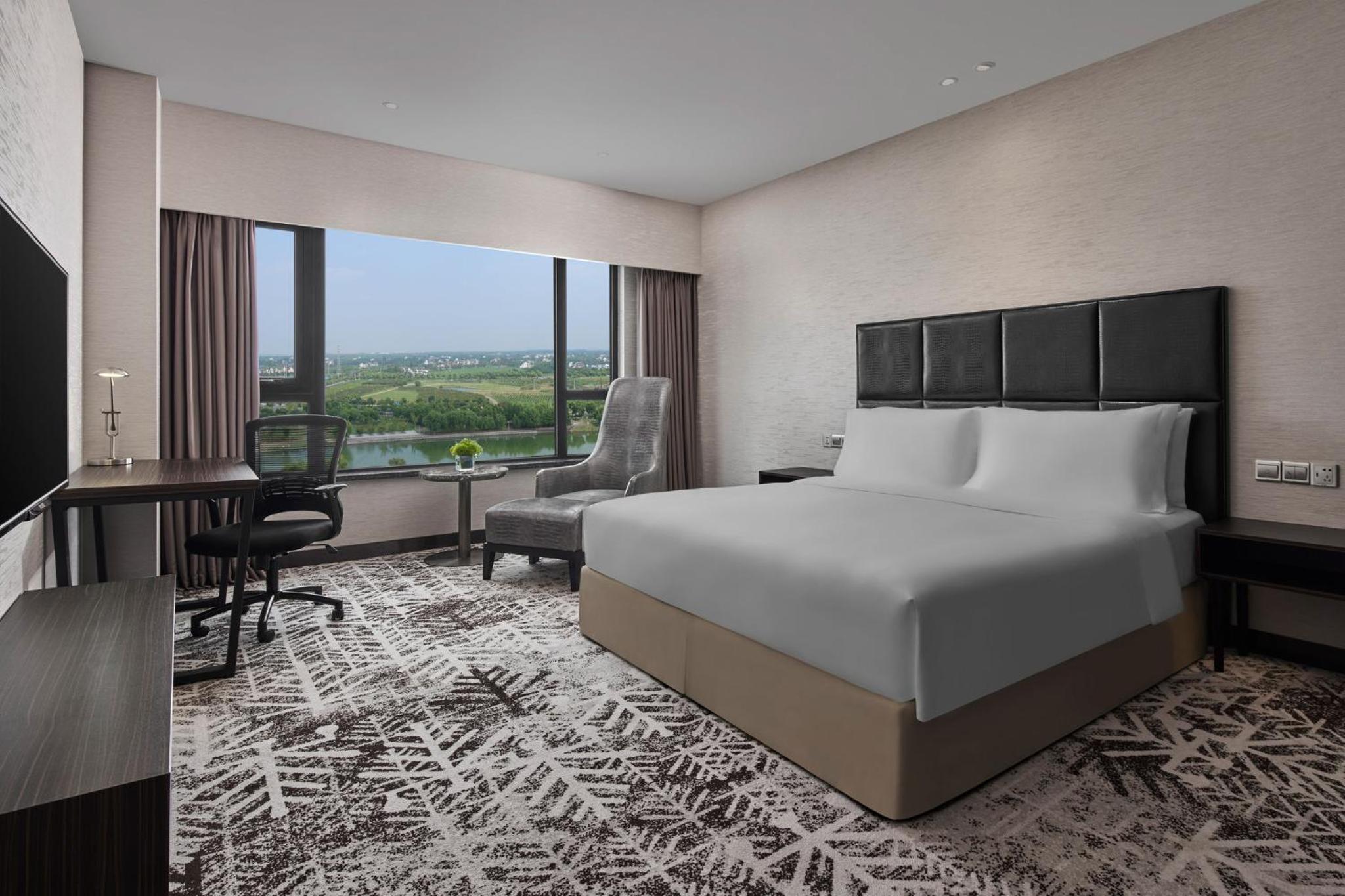 Two-Bedroom Suite with Lake View - High Floor photo 2