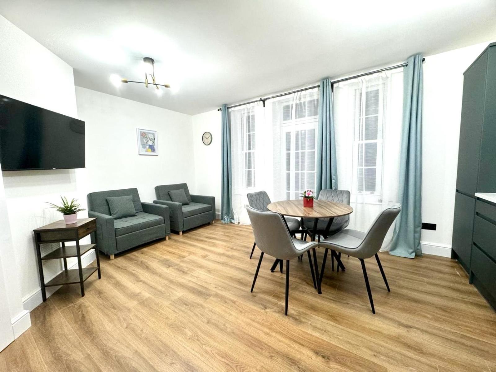 One-Bedroom Apartment photo 1
