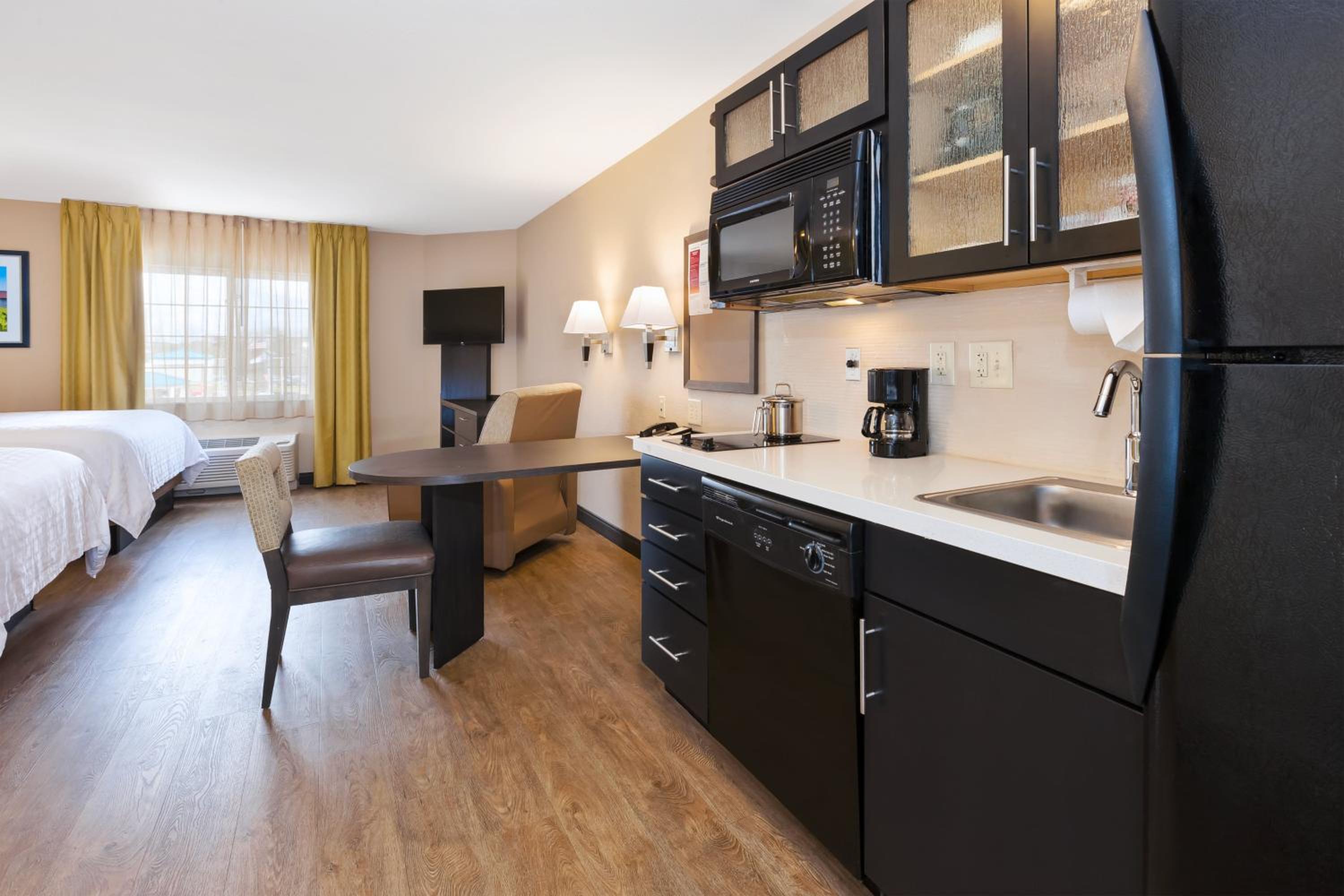 Queen Suite with Two Queen Beds - Photo 6