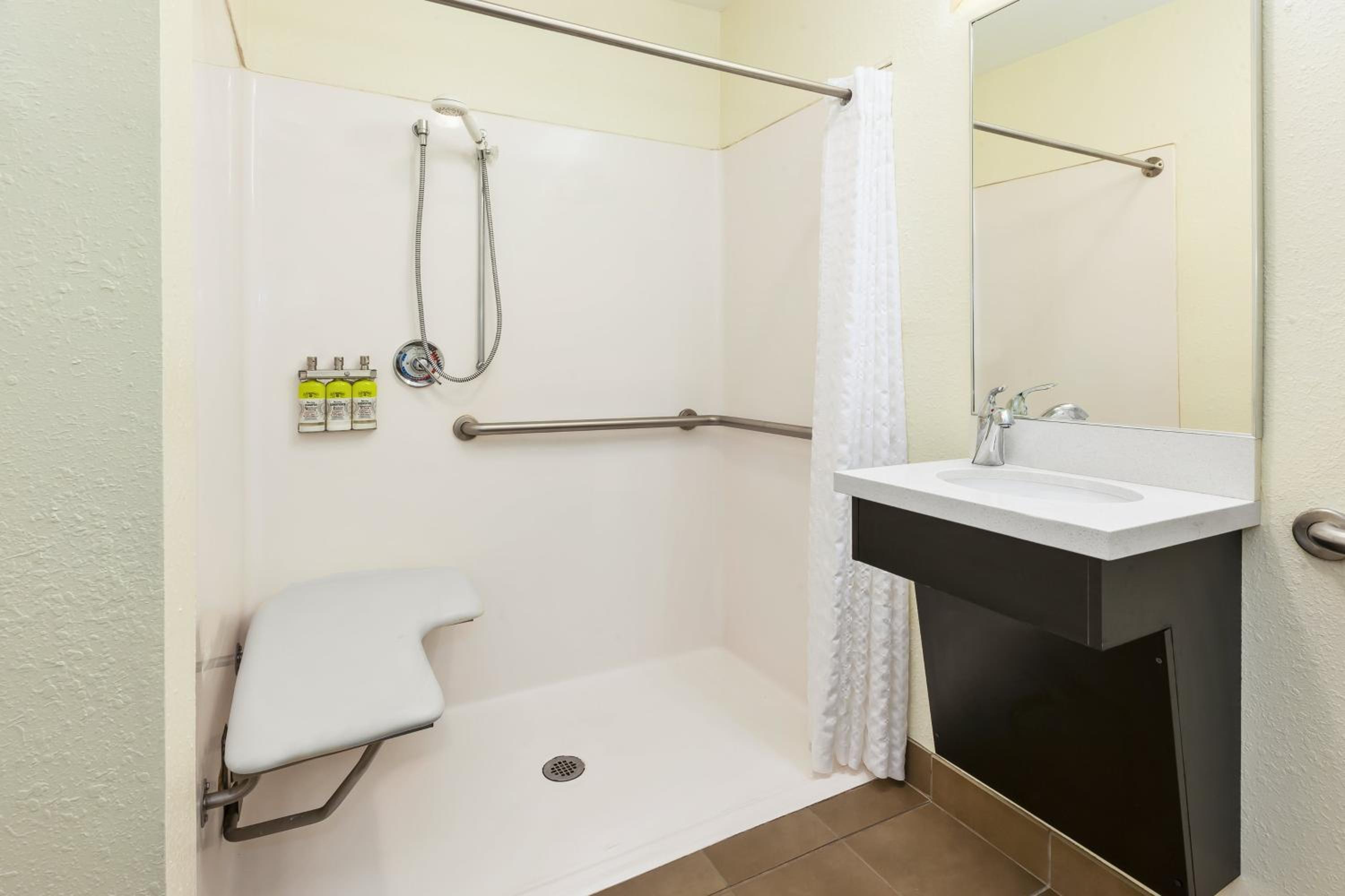 Queen Studio Suite with Tub - Mobility Accessible  - Photo 8