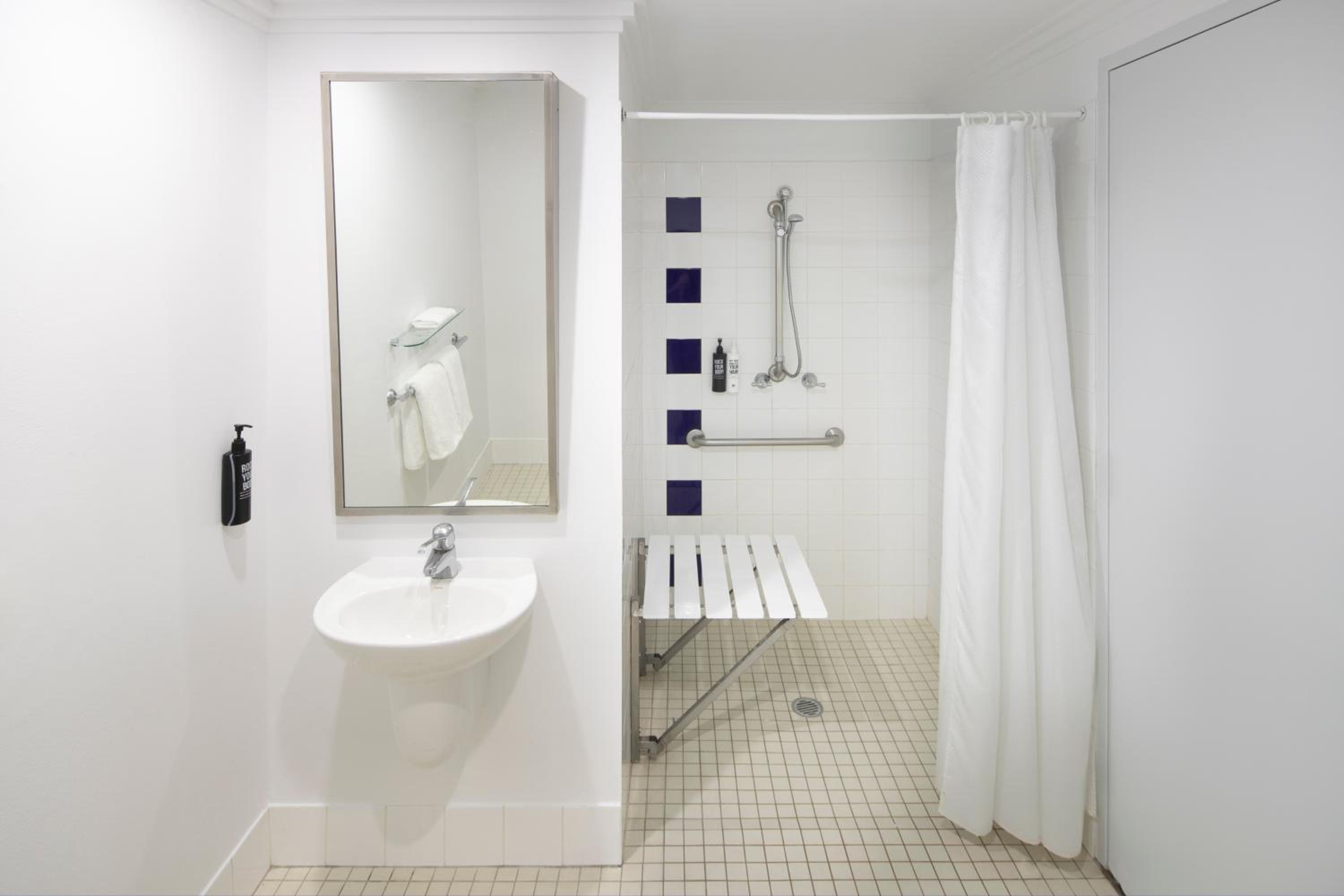 Standard Queen Room - Accessible - Photo 2