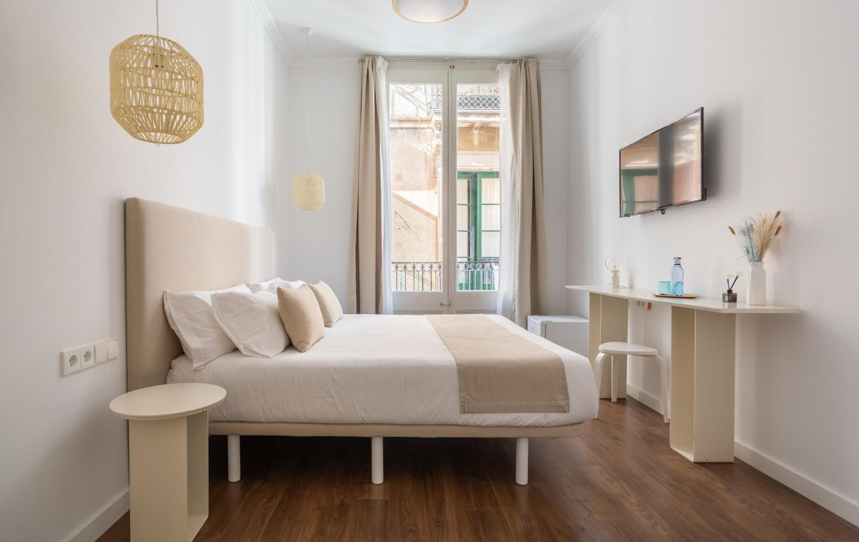 Deluxe Double Room with Bath - Photo 3