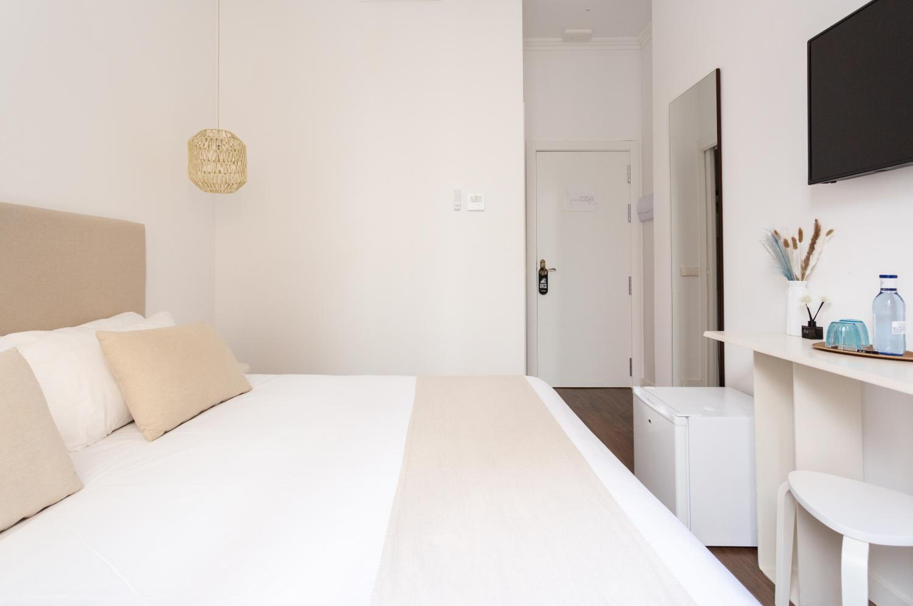 Double or Twin Room with Balcony - Photo 2
