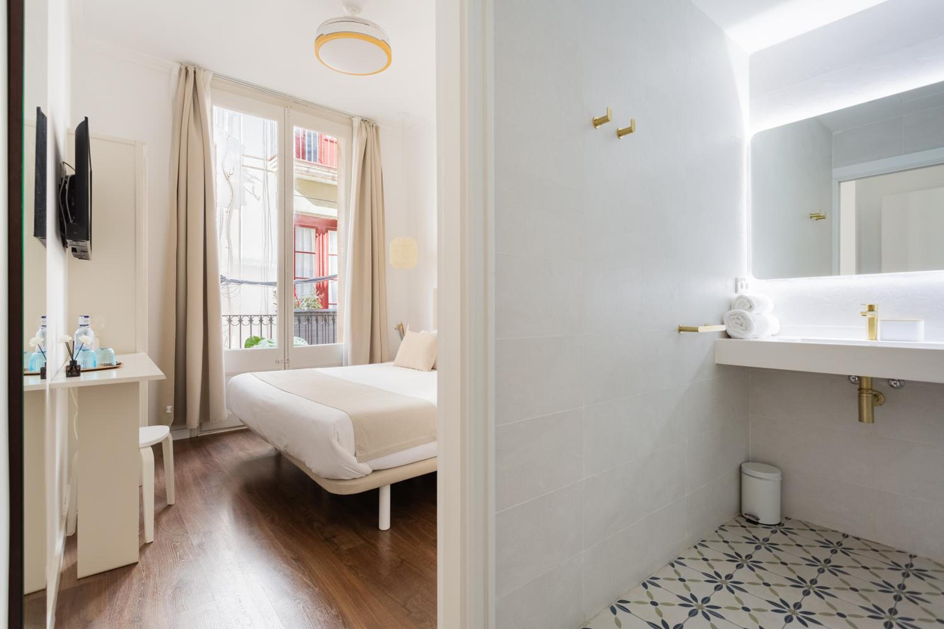 Double or Twin Room with Balcony - Photo 12