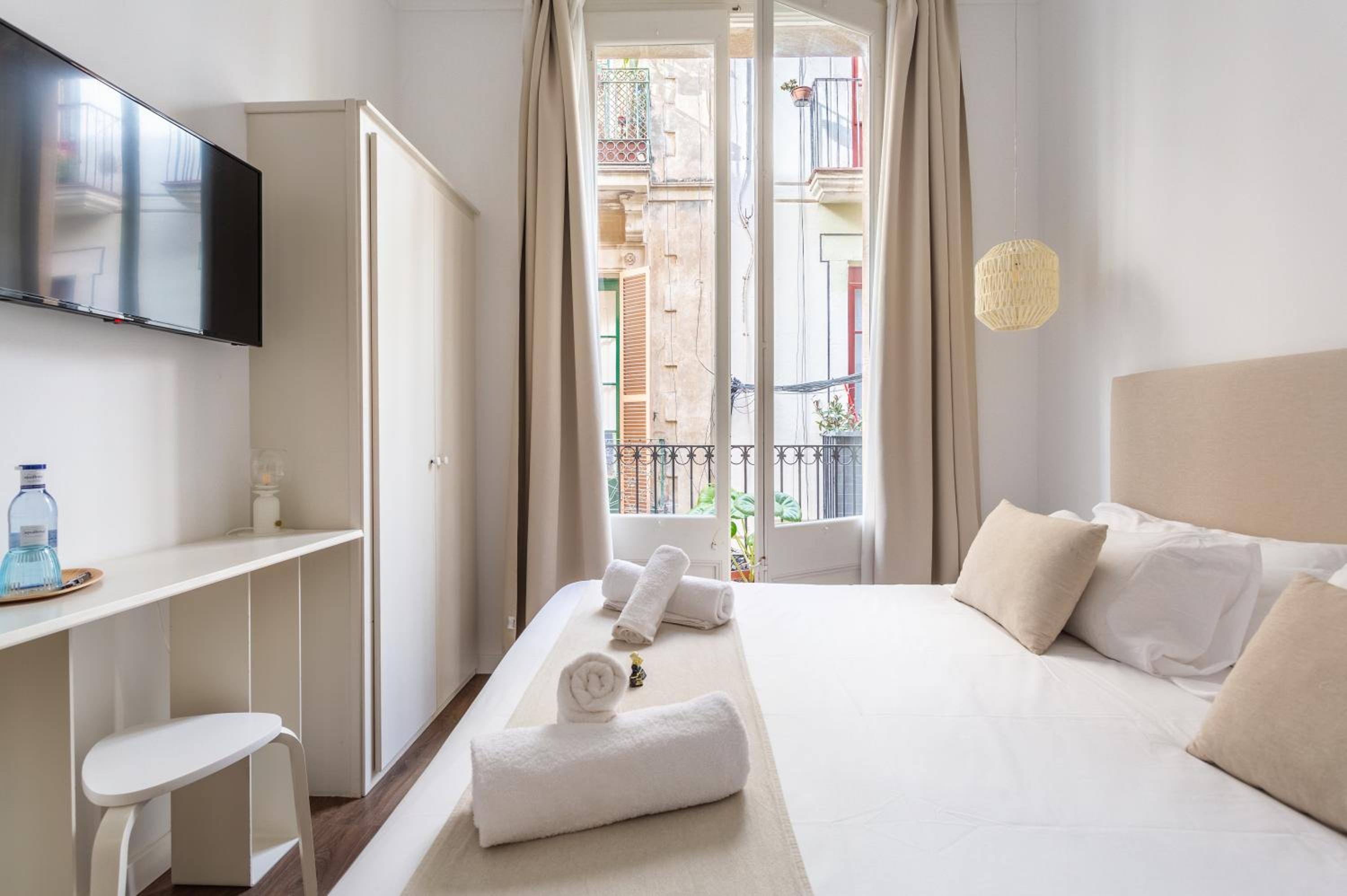 Double or Twin Room with Balcony - Photo 11