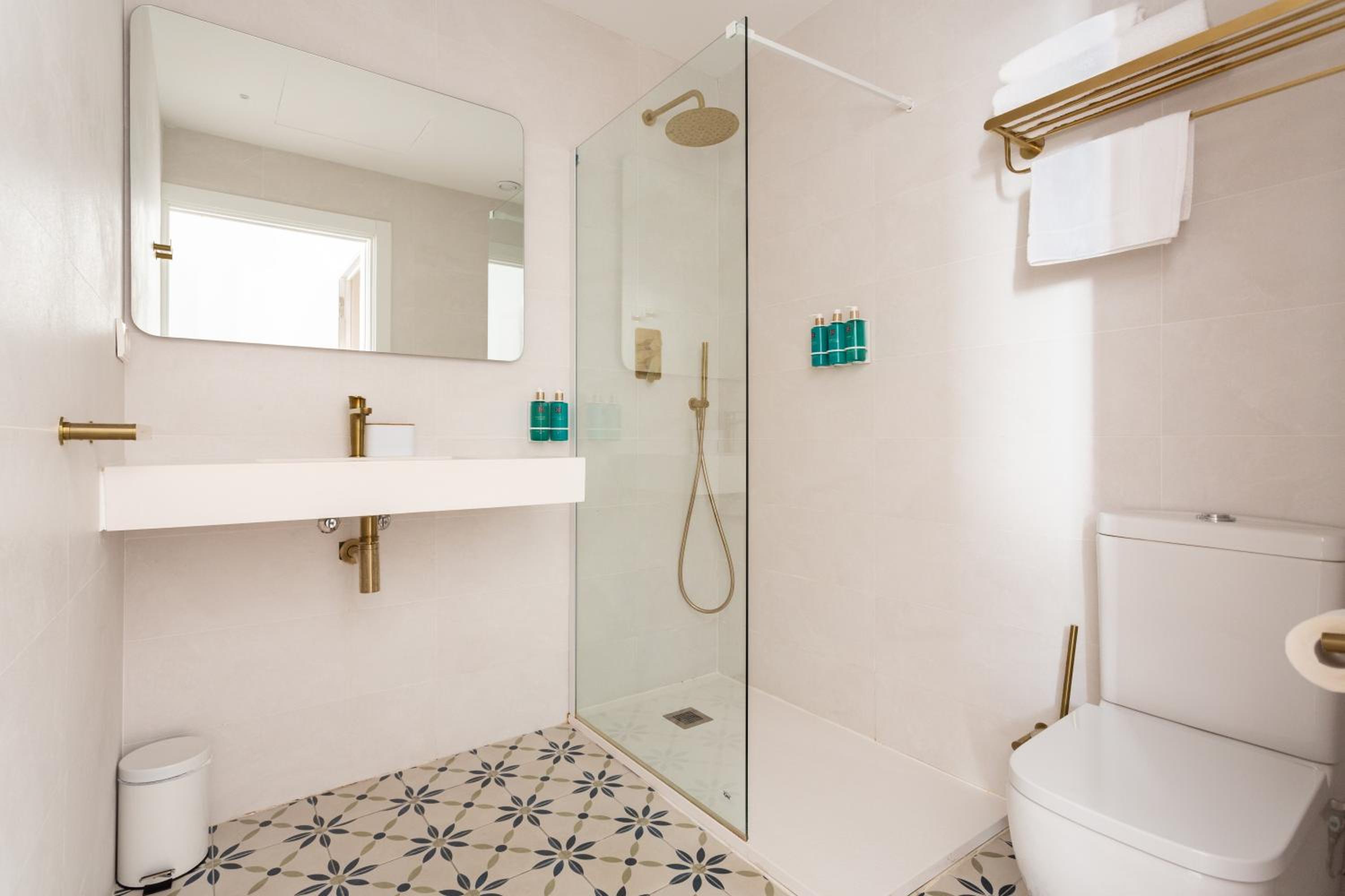 Double or Twin Room with Balcony - Photo 6
