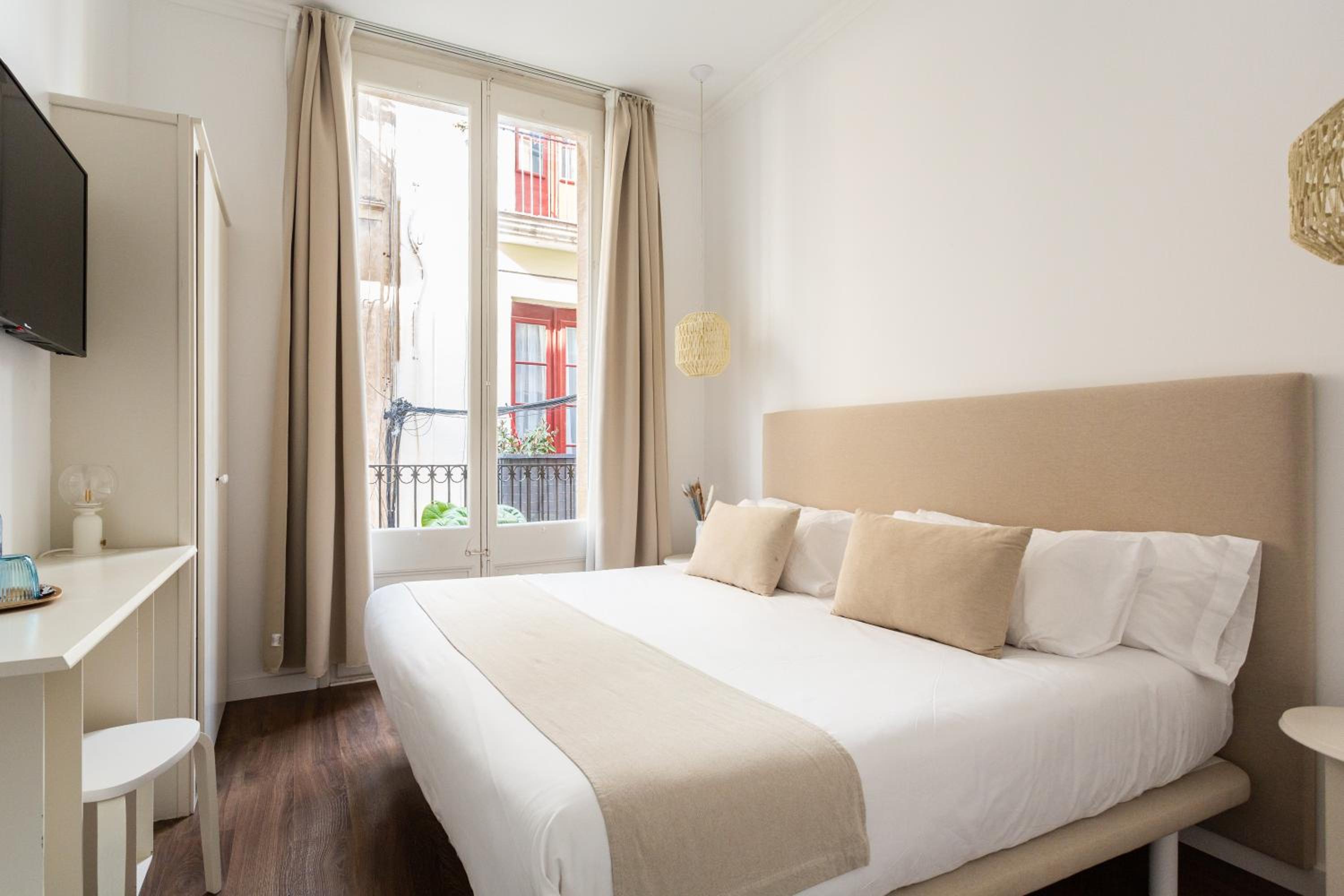 Double or Twin Room with Balcony - Photo 4