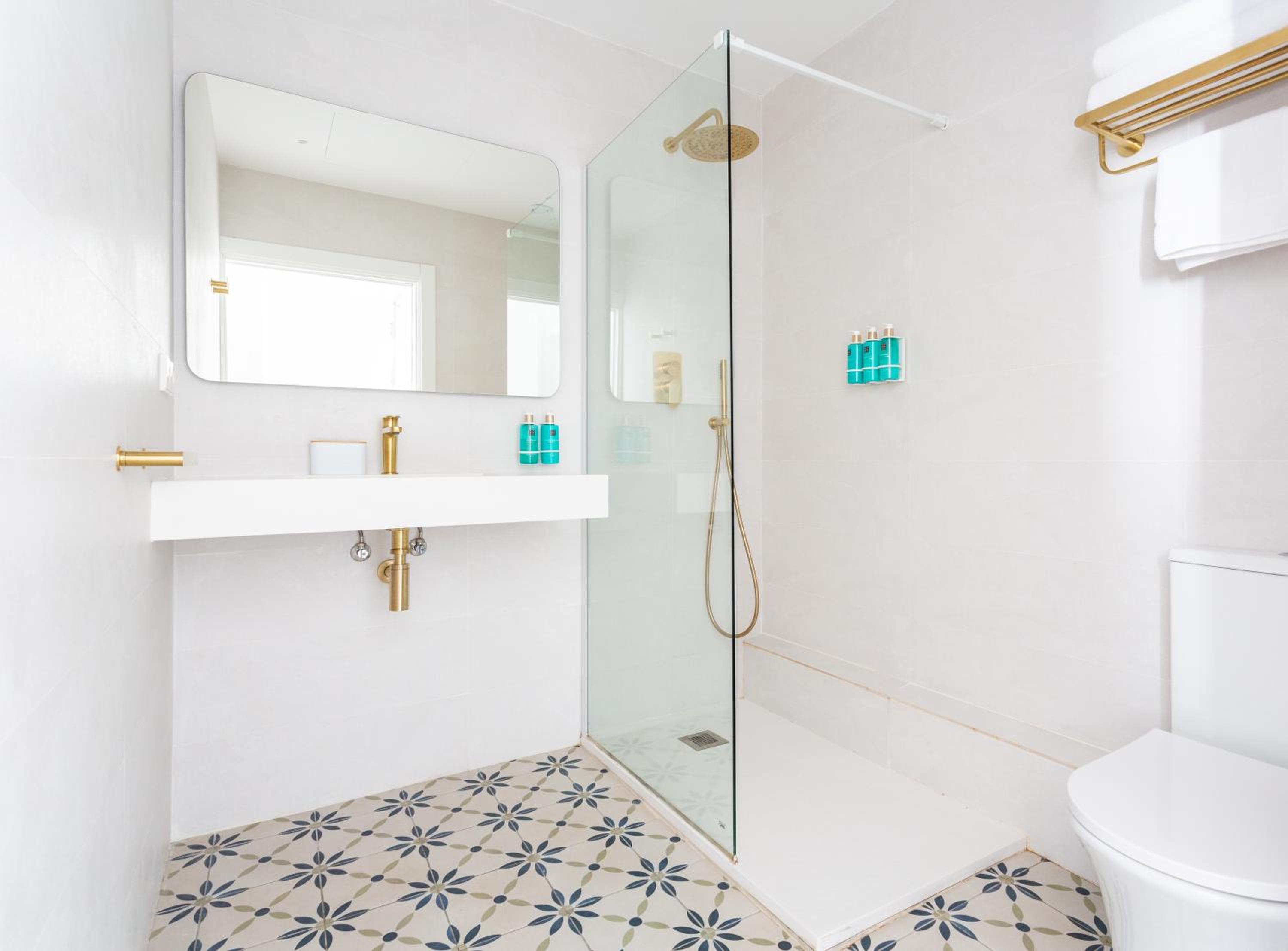 Standard Double or Twin Room - Photo 12