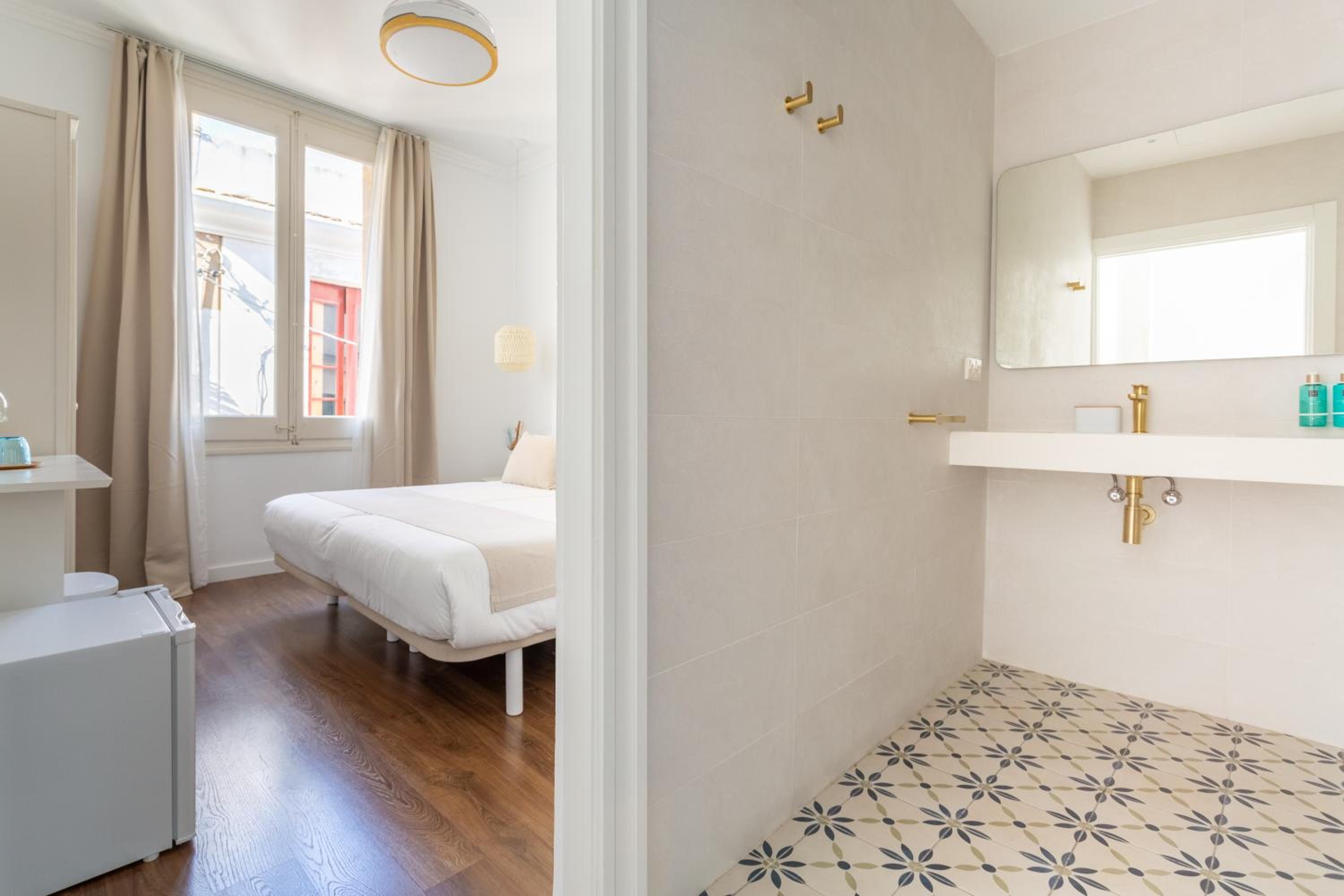 Standard Double or Twin Room - Photo 10
