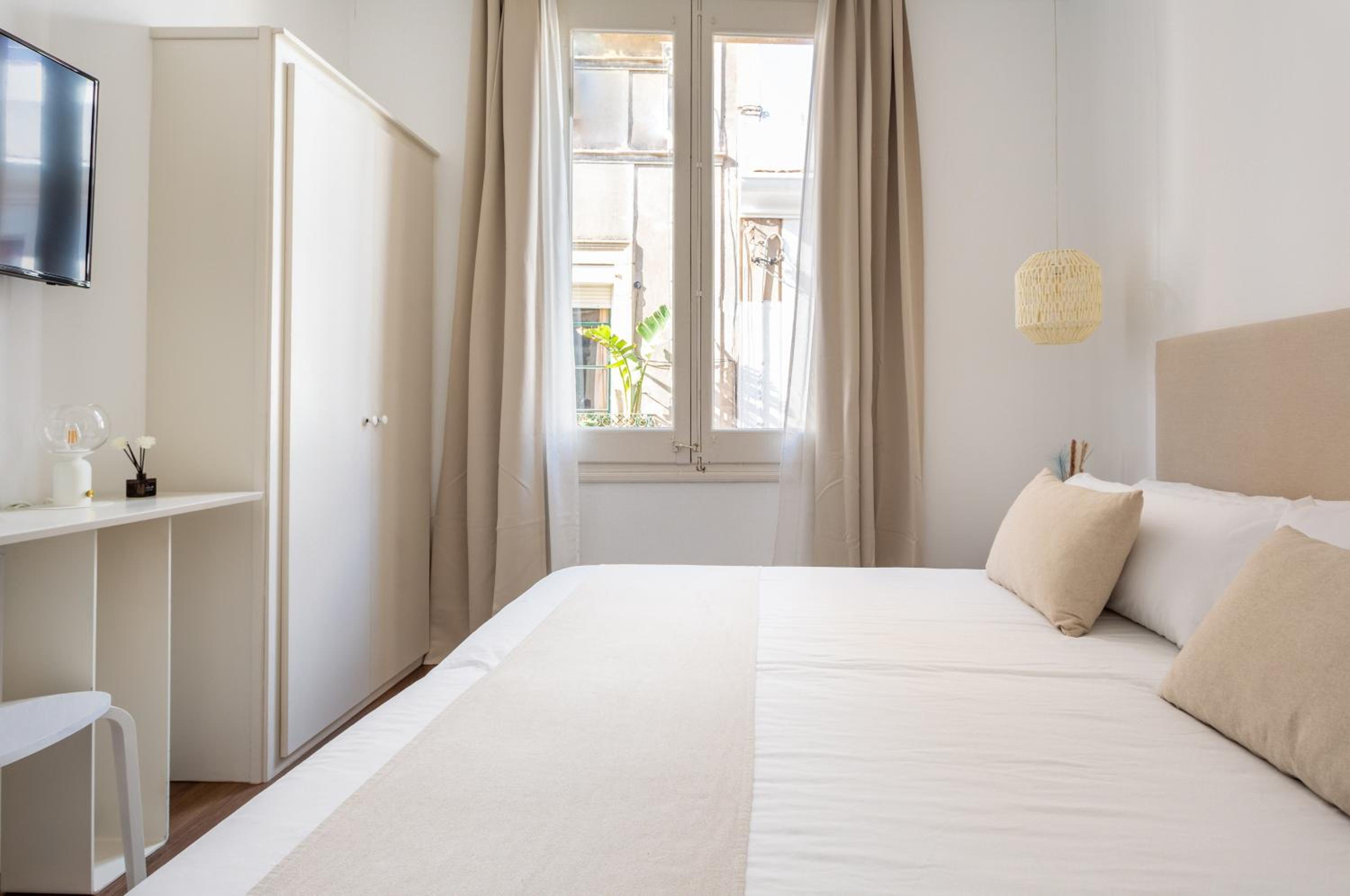 Standard Double or Twin Room - Photo 8