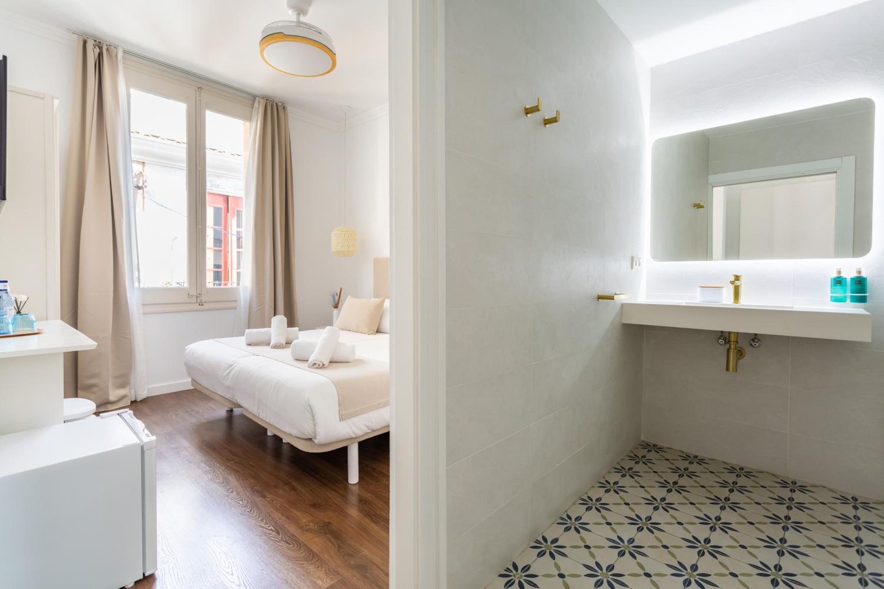 Standard Double or Twin Room - Photo 5