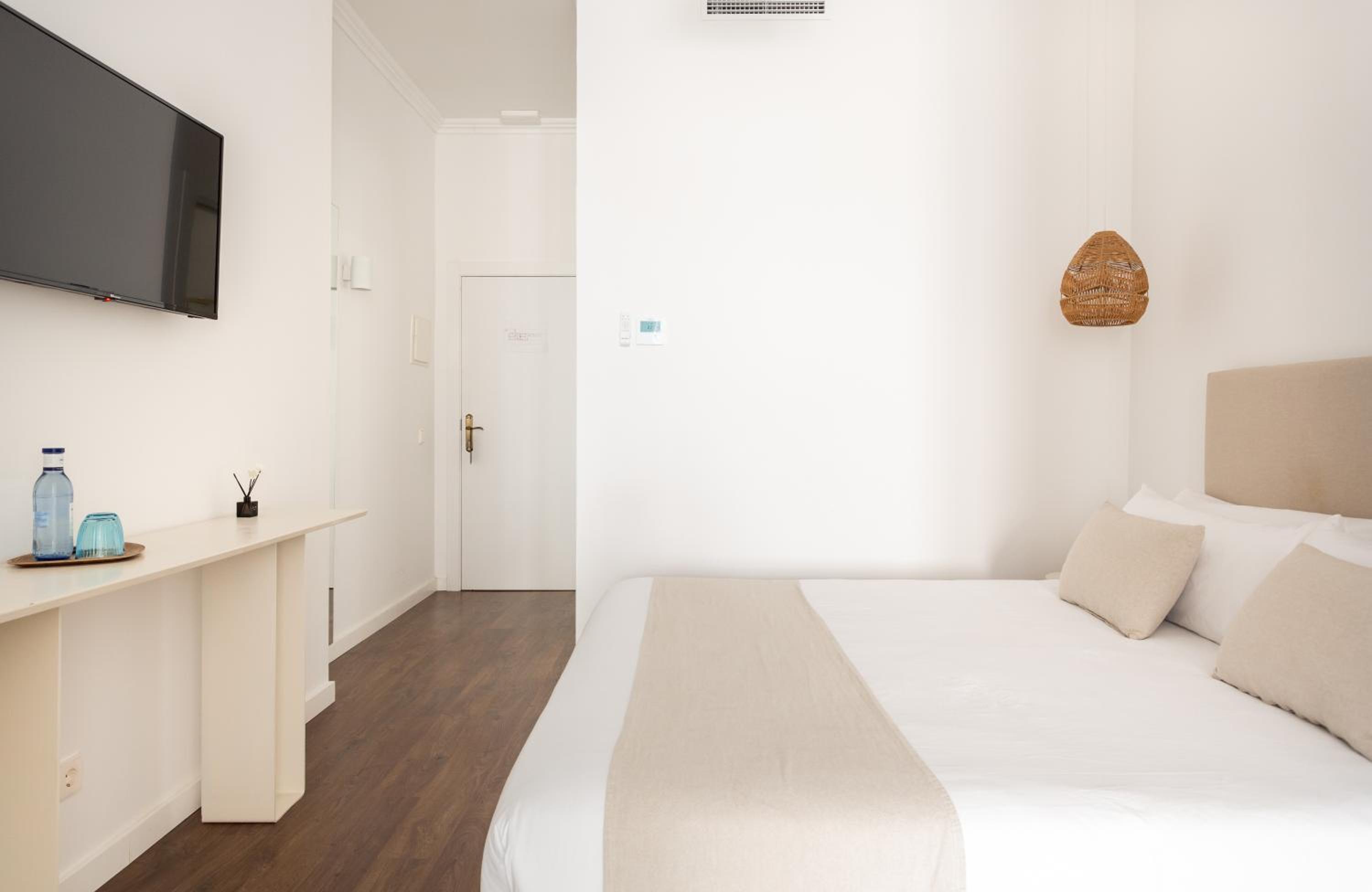 Deluxe Suite with Spa Bath - Photo 6