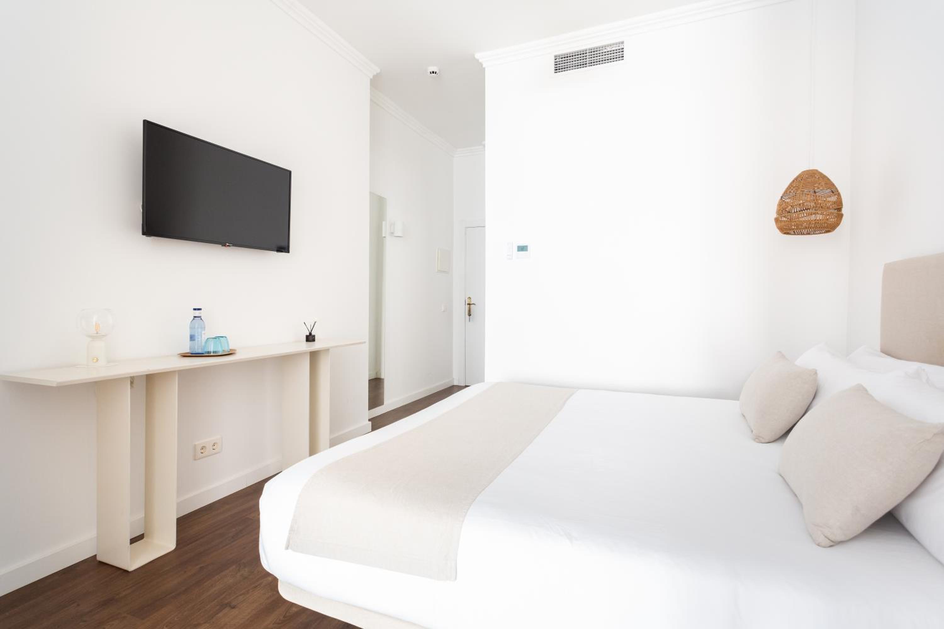 Deluxe Suite with Spa Bath - Photo 5