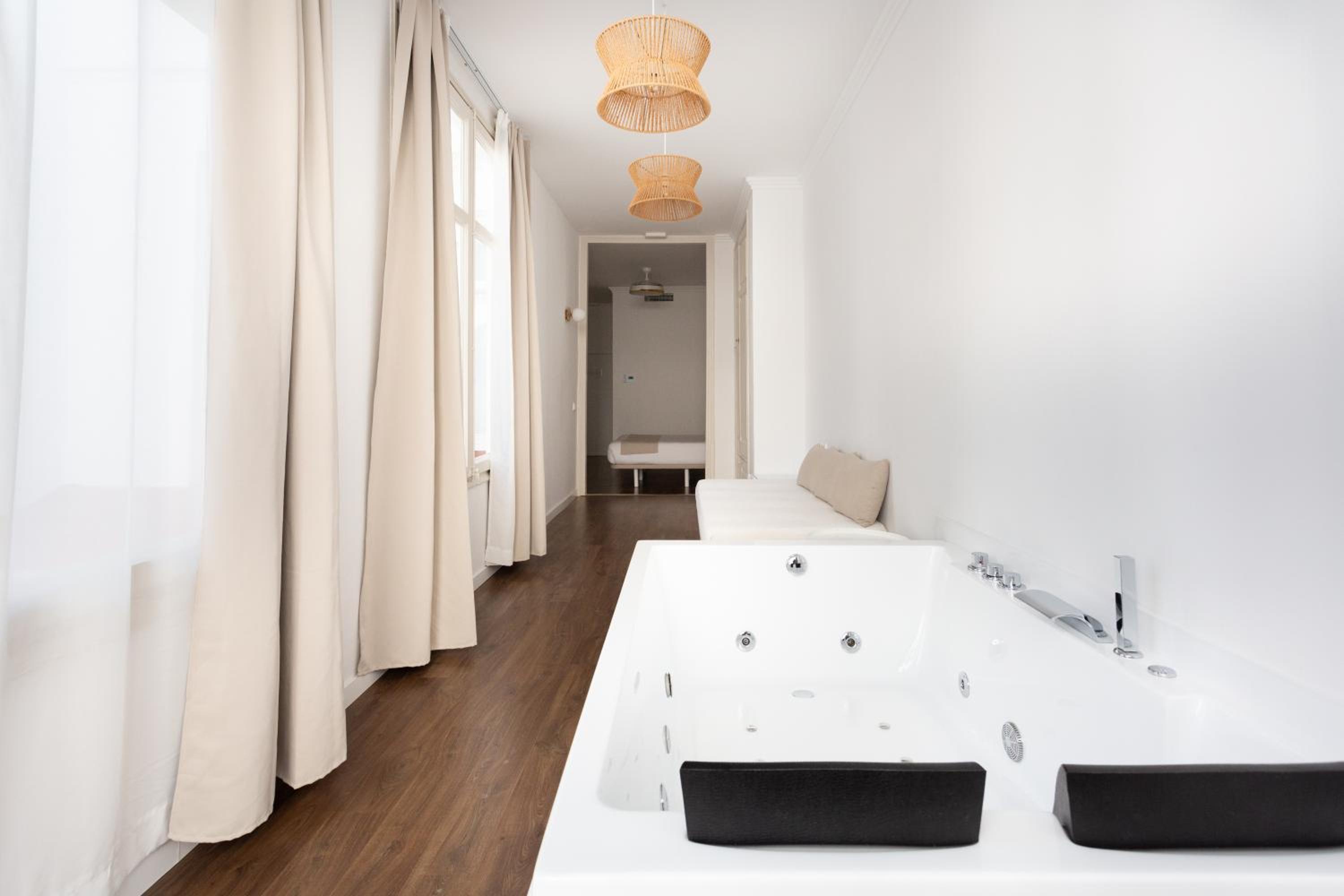 Deluxe Suite with Spa Bath - Photo 4