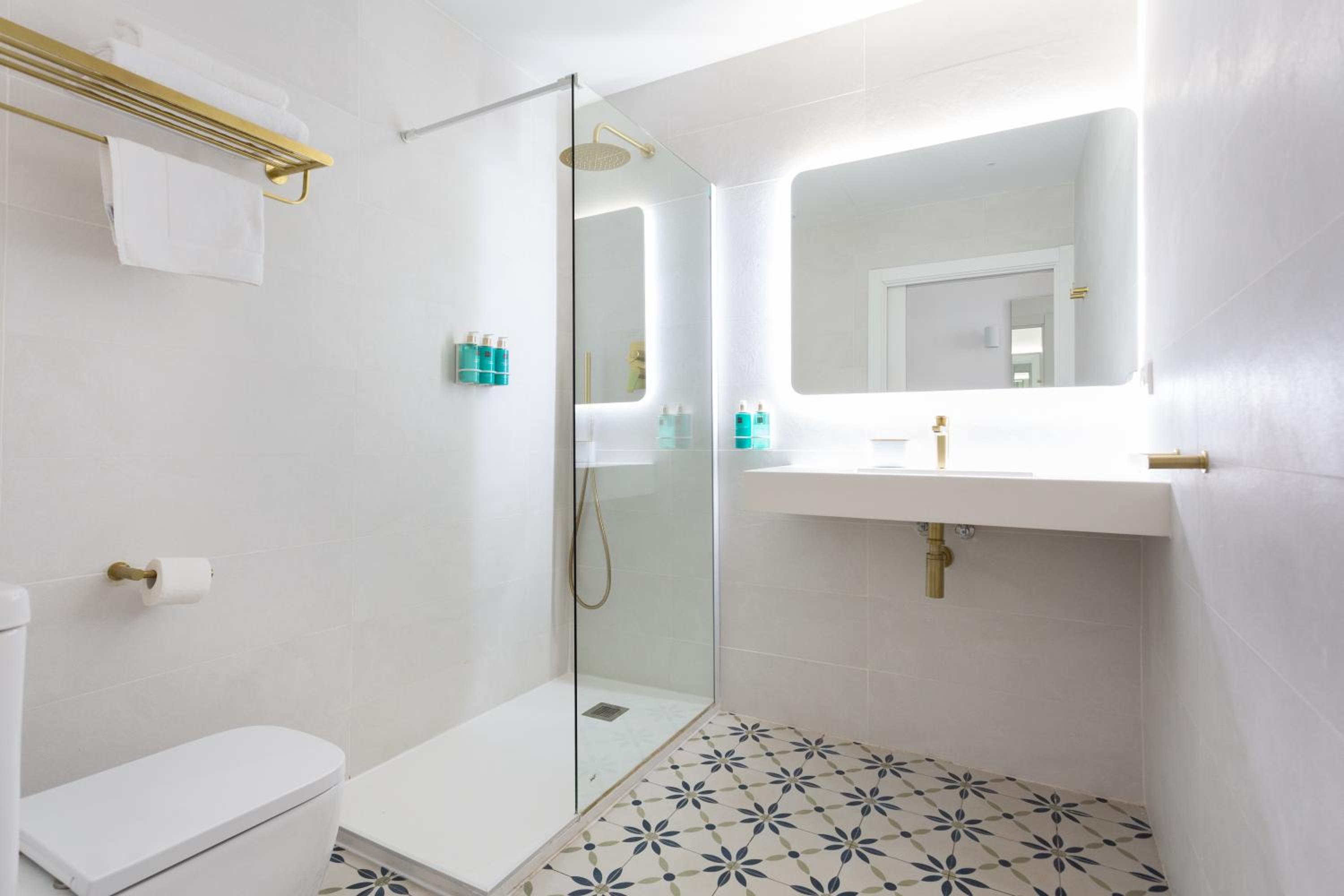 Deluxe Suite with Spa Bath - Photo 15