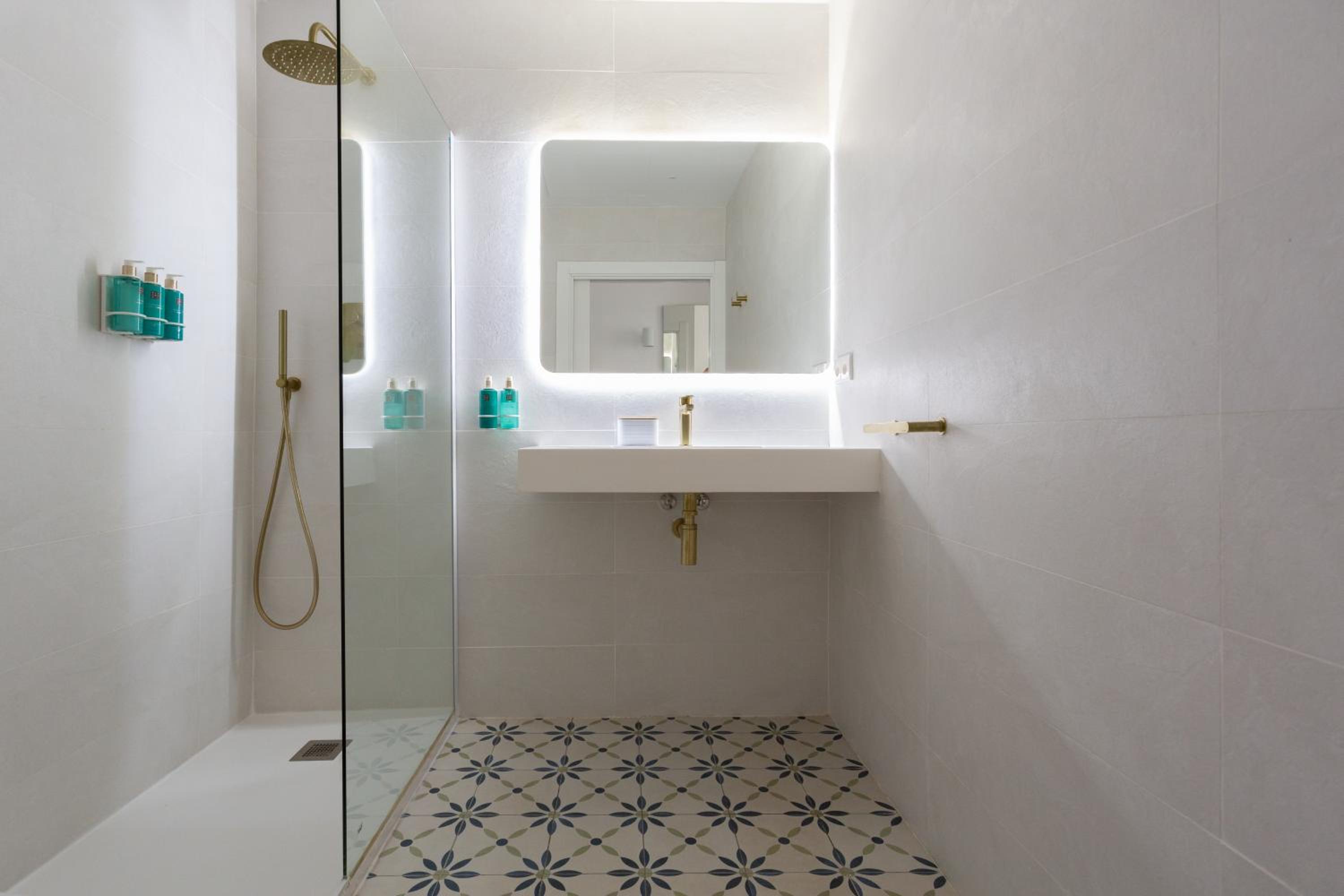 Deluxe Suite with Spa Bath - Photo 10