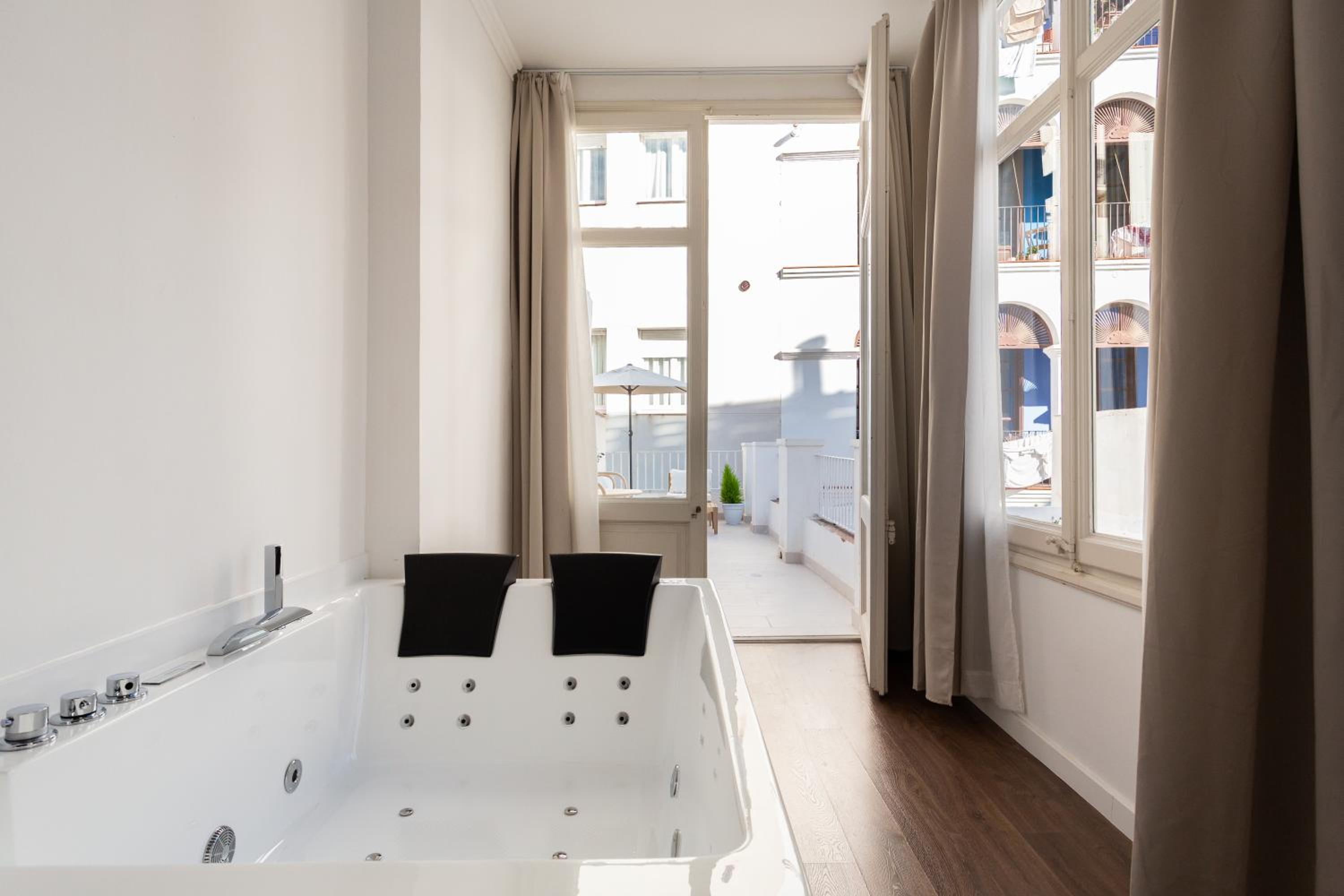Deluxe Suite with Spa Bath - Photo 9