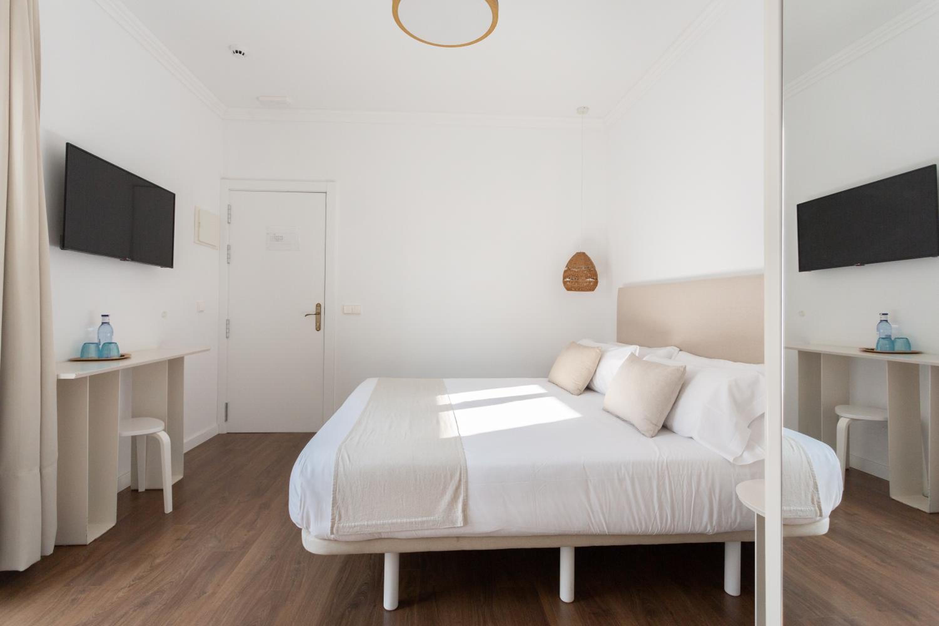 Double or Twin Room with Terrace - Photo 6
