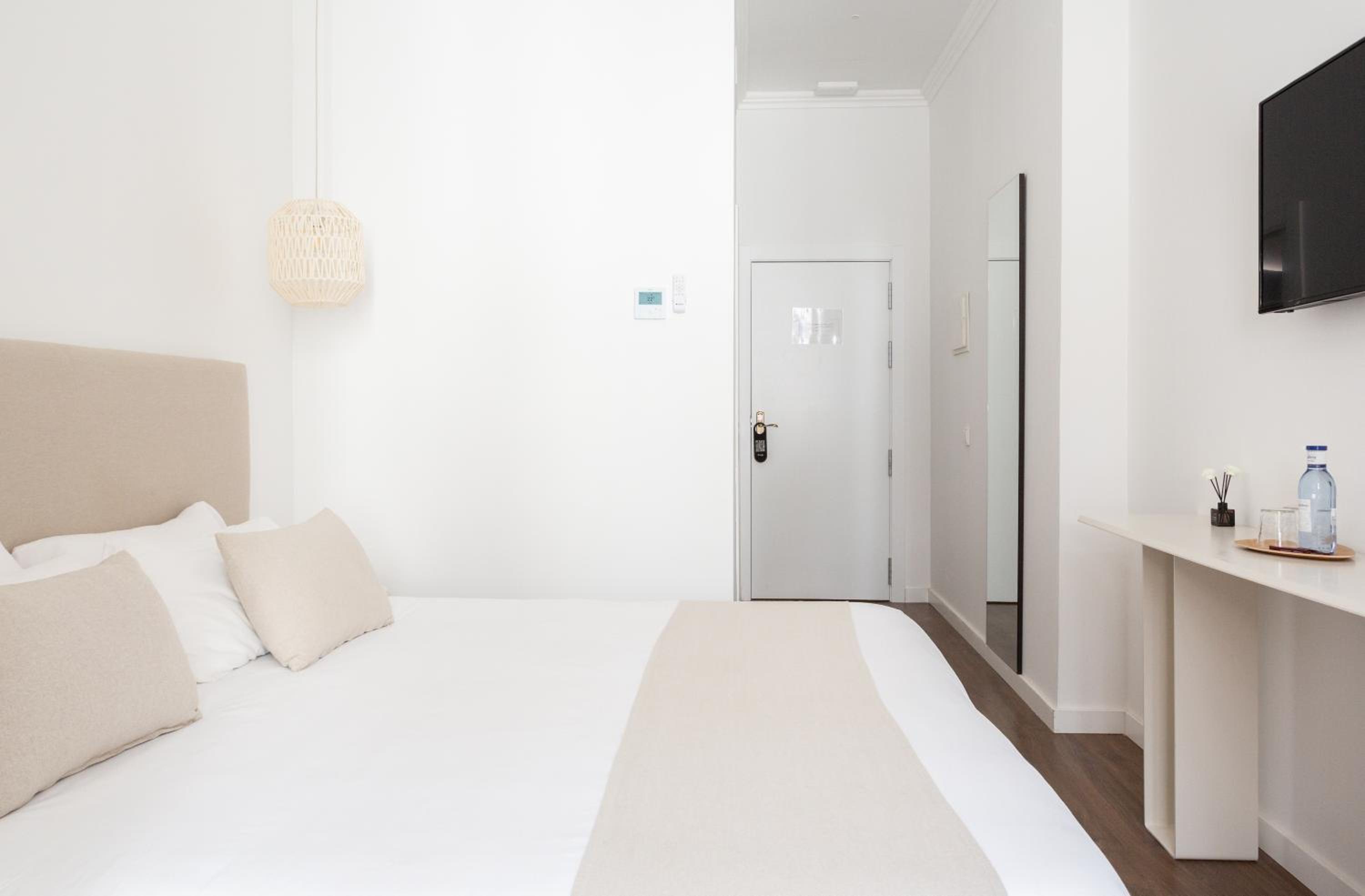 Large Double Room - Photo 5