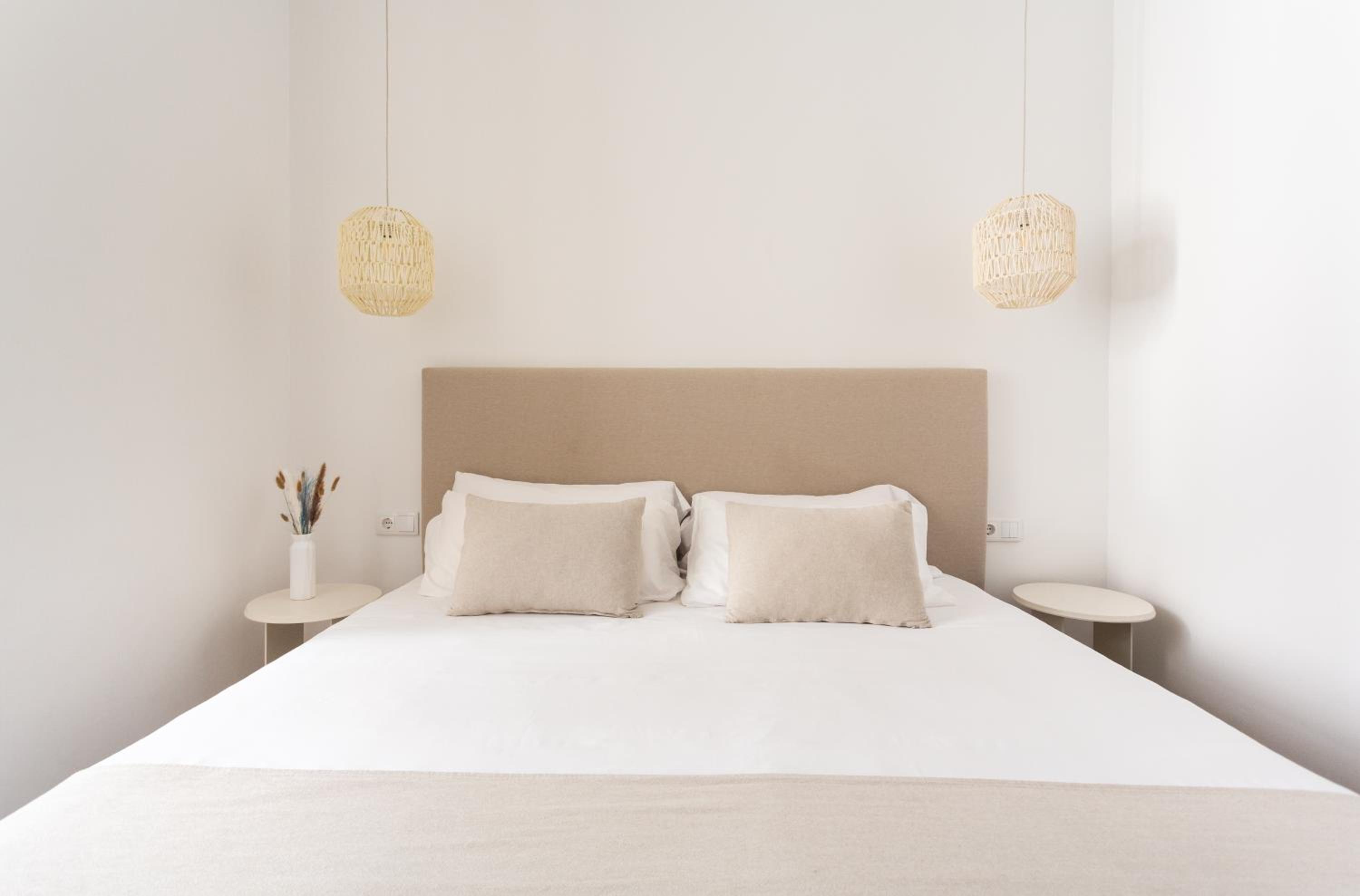 Large Double Room - Photo 6