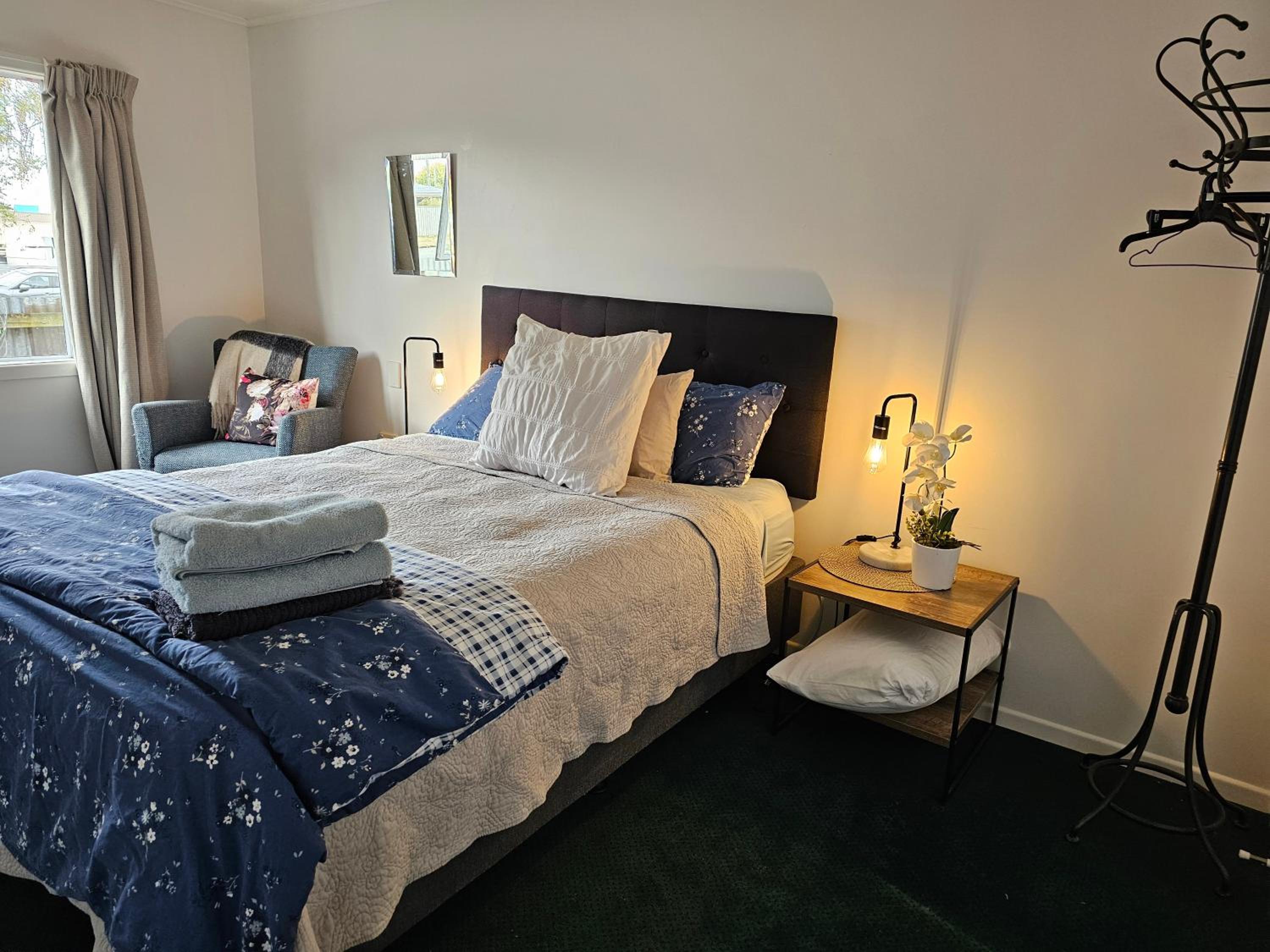 Queen Room With Shared Bathroom photo 1